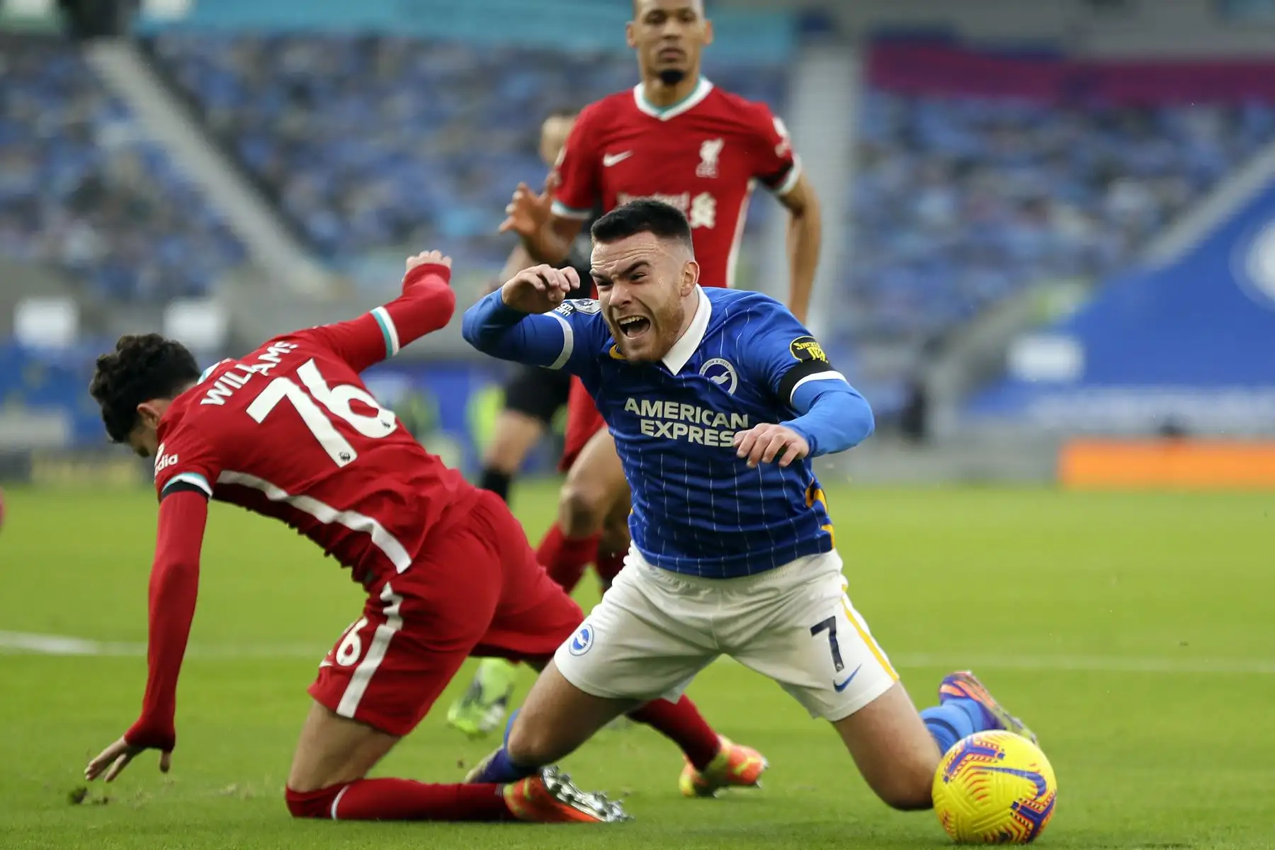 El mediocampista galés del Liverpool, Neco Williams, comete una falta al delantero irlandés de Brighton, Aaron Connolly, durante partido por la Premier League inglesa. Foto: AFP