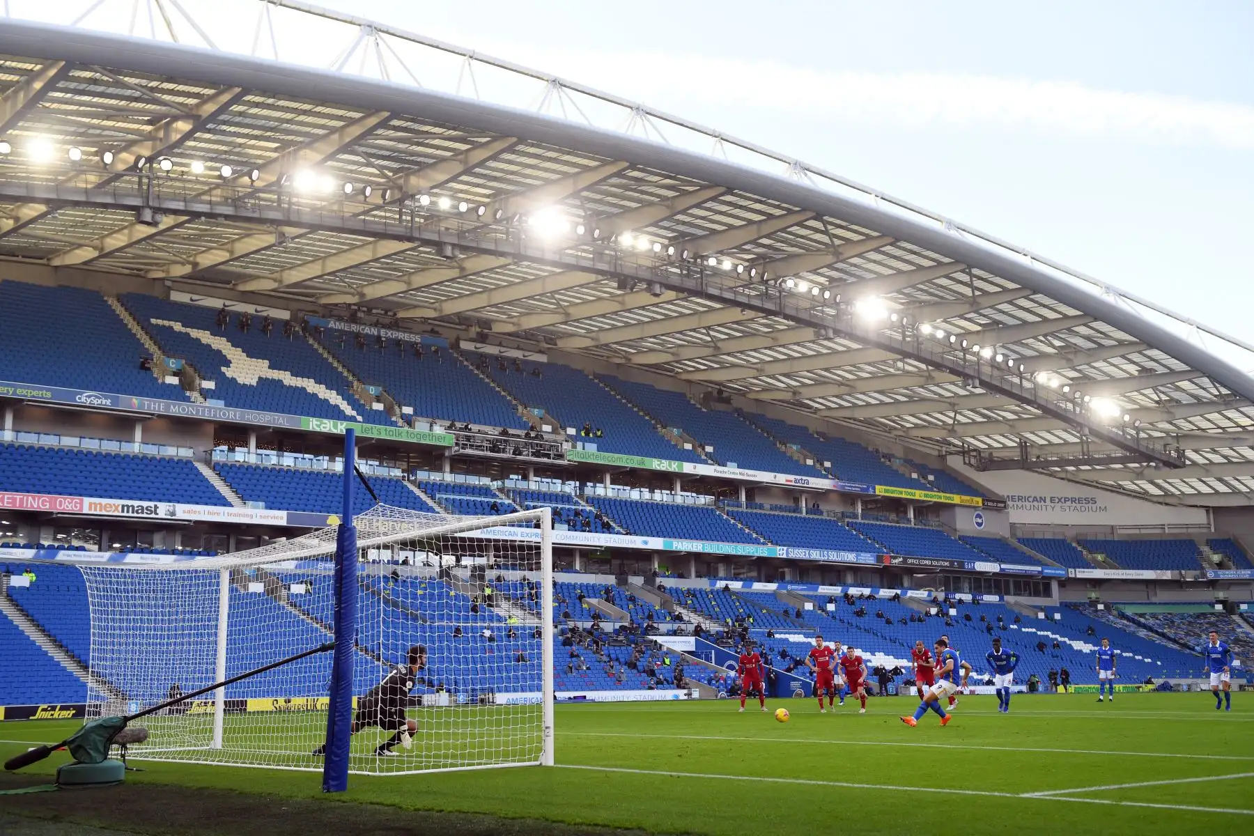 El delantero francés de Brighton, Neal Maupay, falla desde el punto de penalti contra el portero brasileño de Liverpool, Alisson Becker, durante el partido de fútbol de la Premier League. Foto: AFP