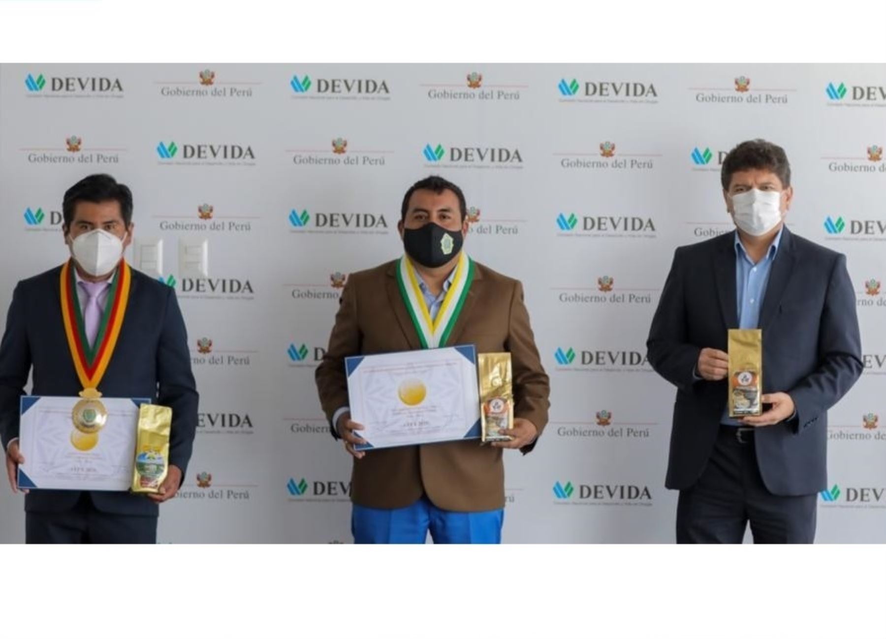 Devida distingue a los caficultores de Puno que obtuvieron medallas en el VI Concurso Internacional de Cafés Tostados al Origen AVPA–París 2020, en Francia. ANDINA/Difusión