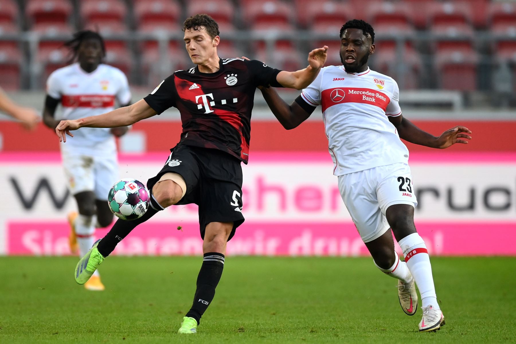 Orel Mangala de Stuttgart en acción contra Benjamin Pavard del Bayern Munich durante el partido de fútbol de la Bundesliga alemana. Foto: EFE