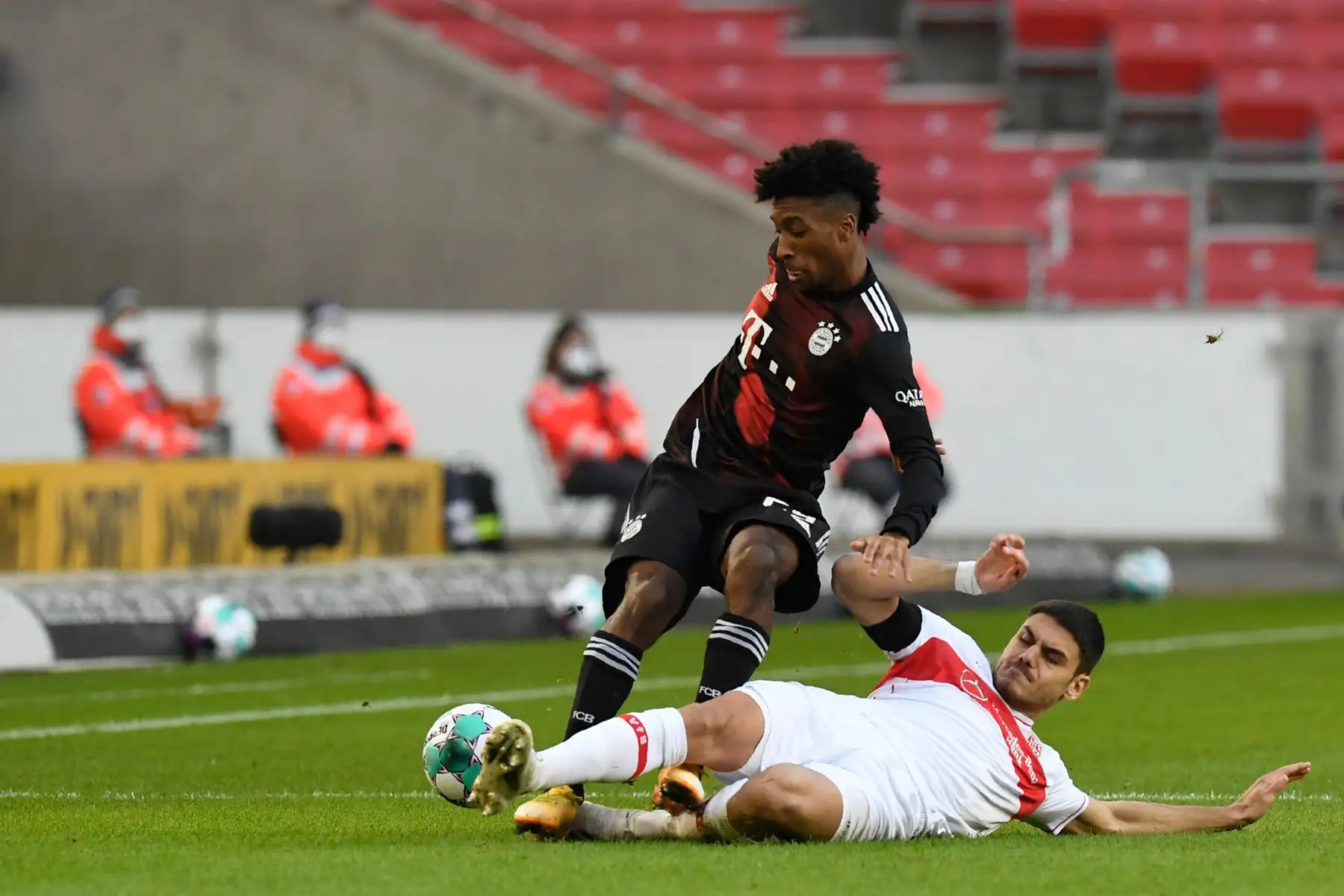 El delantero francés del Bayern Munich Kingsley Coman compite por el balón durante el partido de fútbol de la Bundesliga alemana. Foto: AFP