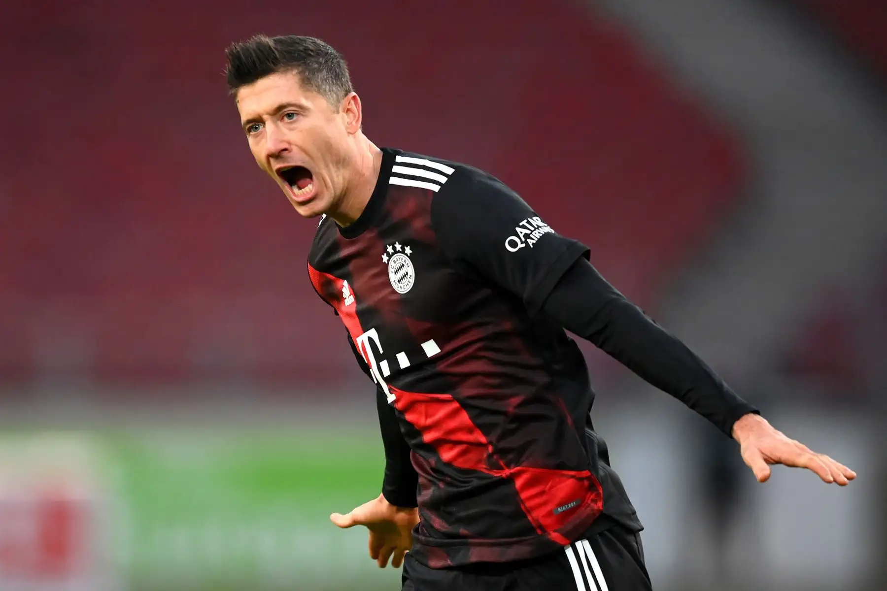 Robert Lewandowski del Bayern Munich celebra tras marcar el 2-1 en el partido de fútbol contra VfB Stuttgart de la Bundesliga. Foto: EFE