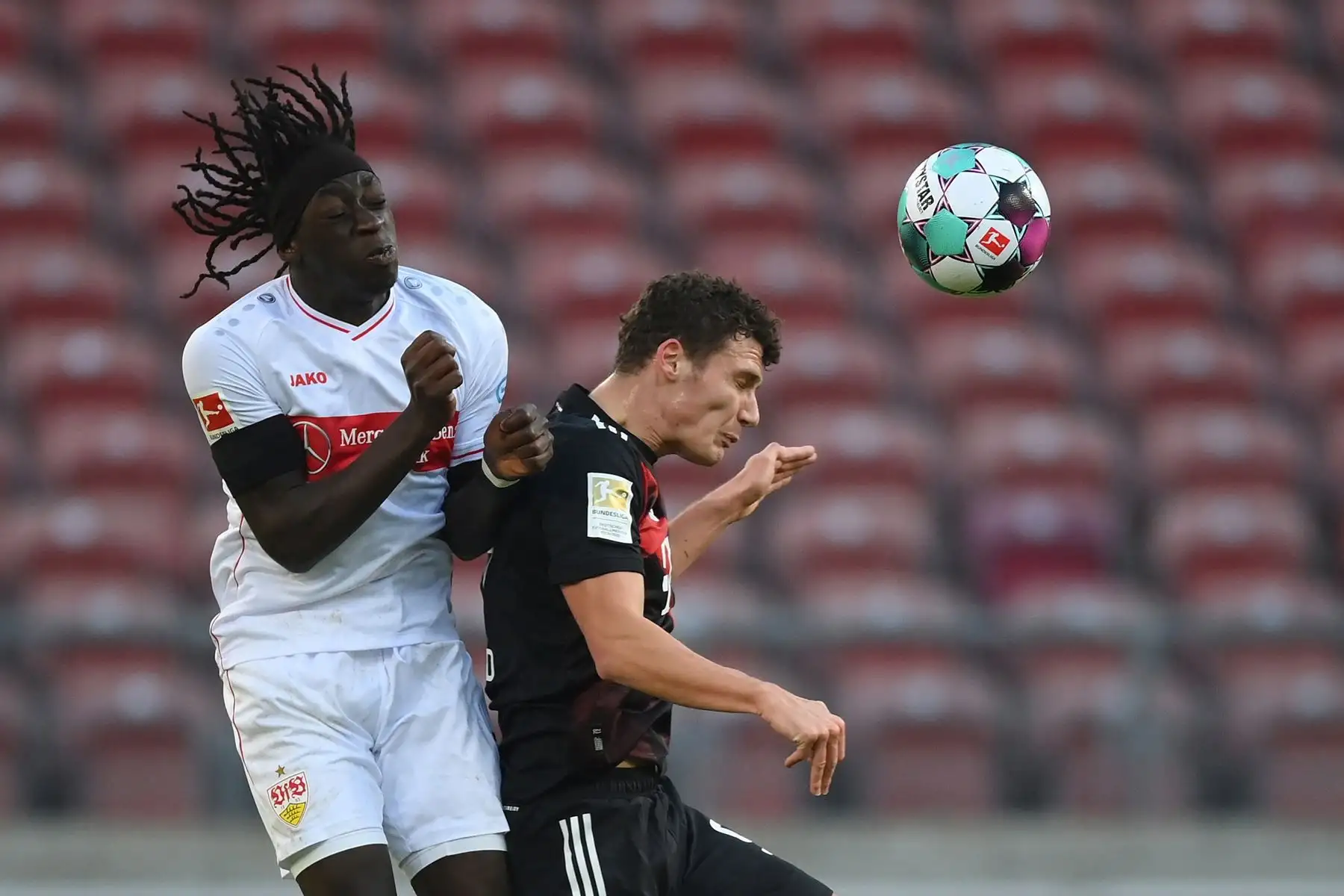 Tanguy Coulibaly de Stuttgart en acción contra Benjamin Pavard del Bayern Munich durante el partido de fútbol de la Bundesliga. Foto: EFE