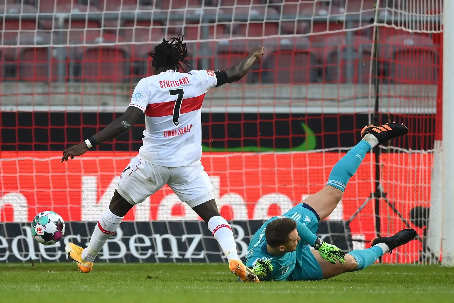 Tanguy Coulibaly de Stuttgart marca la ventaja 1-0 contra el portero del Bayern Múnich Manuel Neuer durante el partido de fútbol de la Bundesliga. Foto: EFE