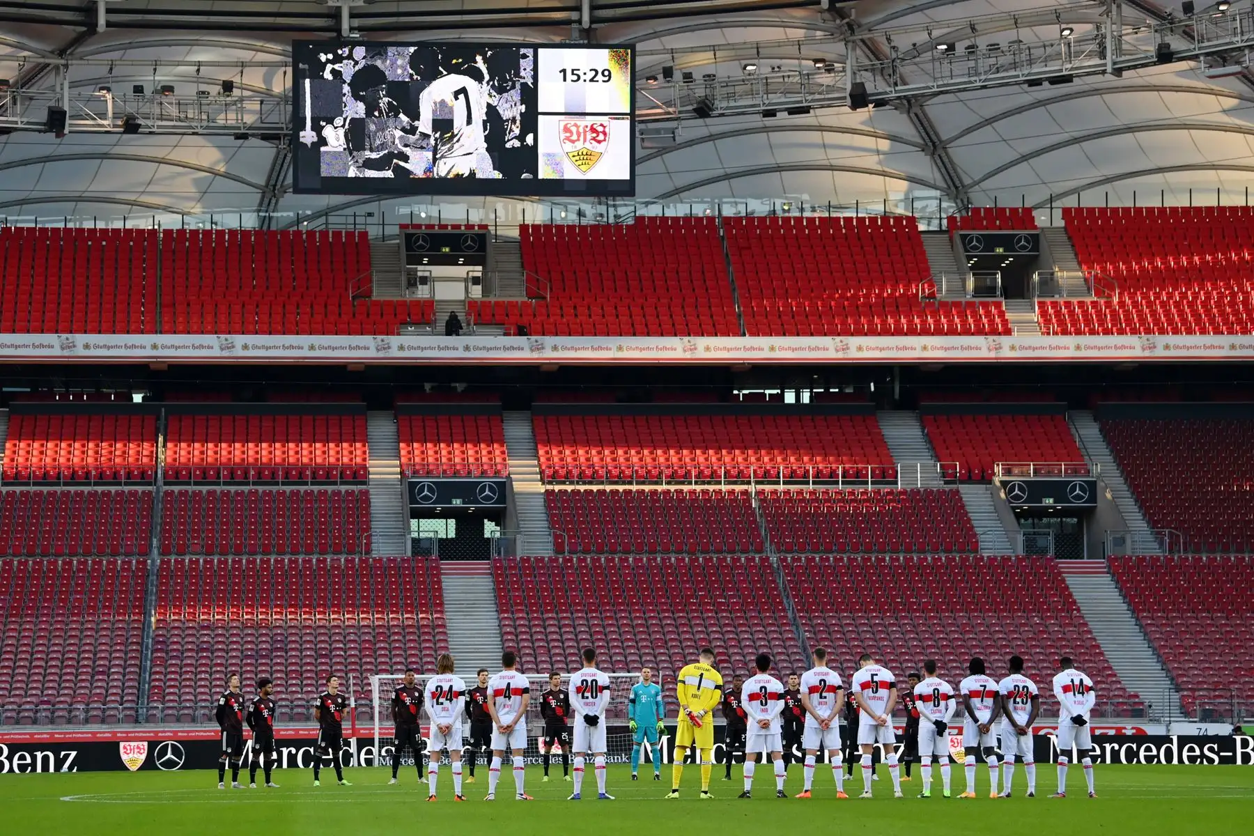 Los jugadores guardan un minuto de silencio en memoria del fallecido astro del fútbol mundial, el argentino Diego Armando Maradona, antes del partido de fútbol de la Bundesliga. Foto: EFE