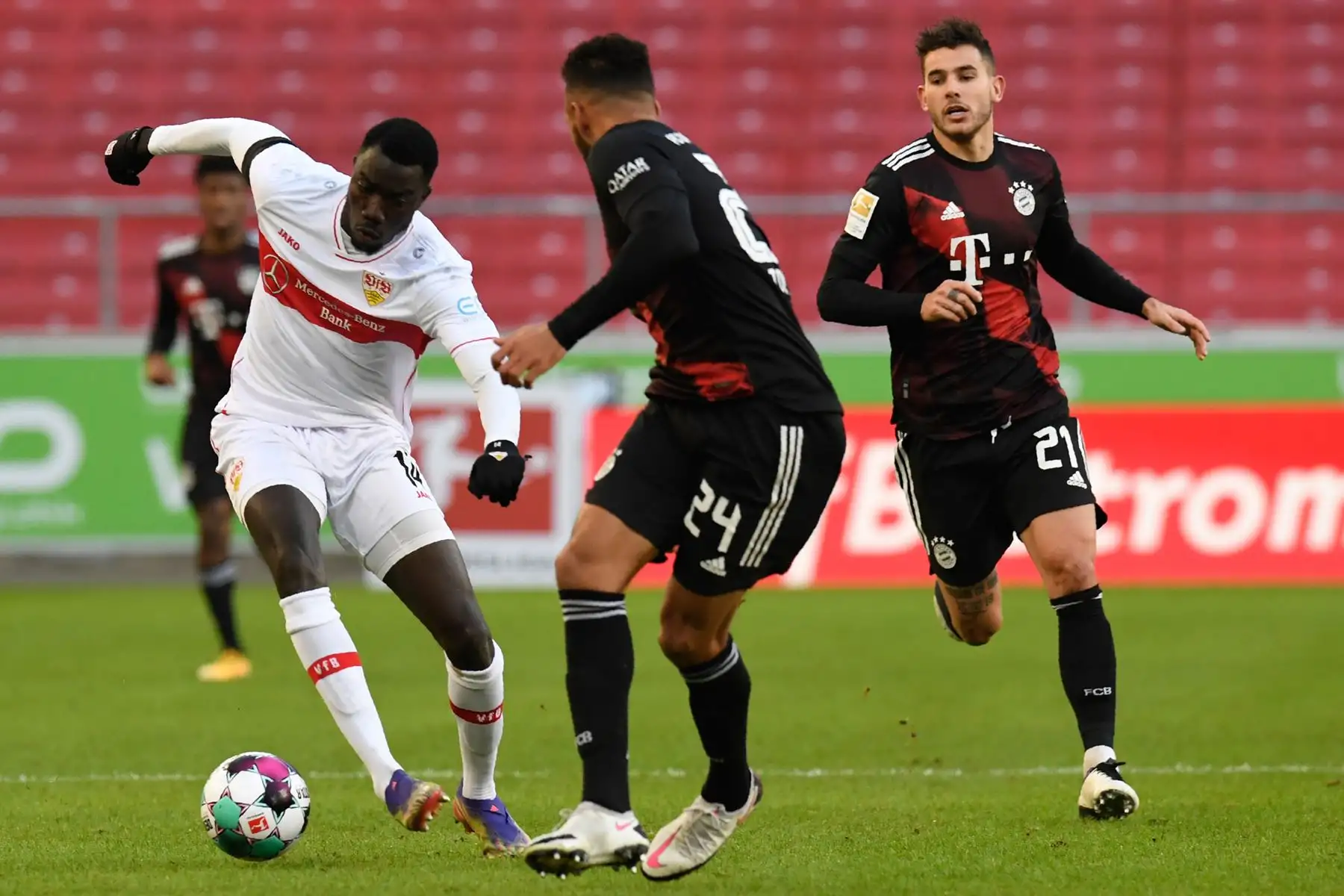 El delantero congoleño de Stuttgart Silla Wamangituka y el mediocampista francés del Bayern Munich Corentin Tolisso compiten por el balón durante el partido de fútbol de la Bundesliga. Foto: AFP