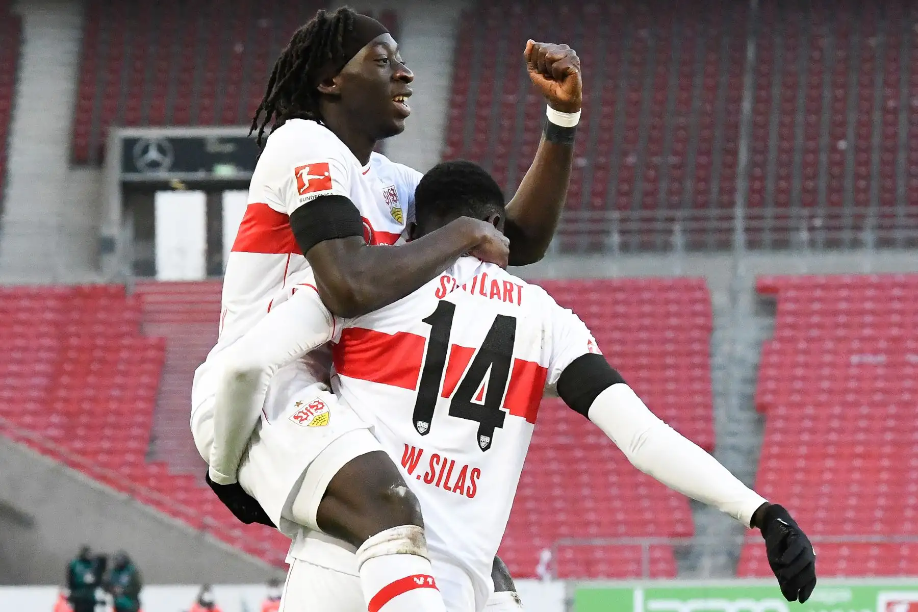 El delantero francés de Stuttgart Tanguy Coulibaly y el delantero congoleño de Stuttgart Silla Wamangituka celebran el 1-0 durante el partido de fútbol de la Bundesliga. Foto: AFP
