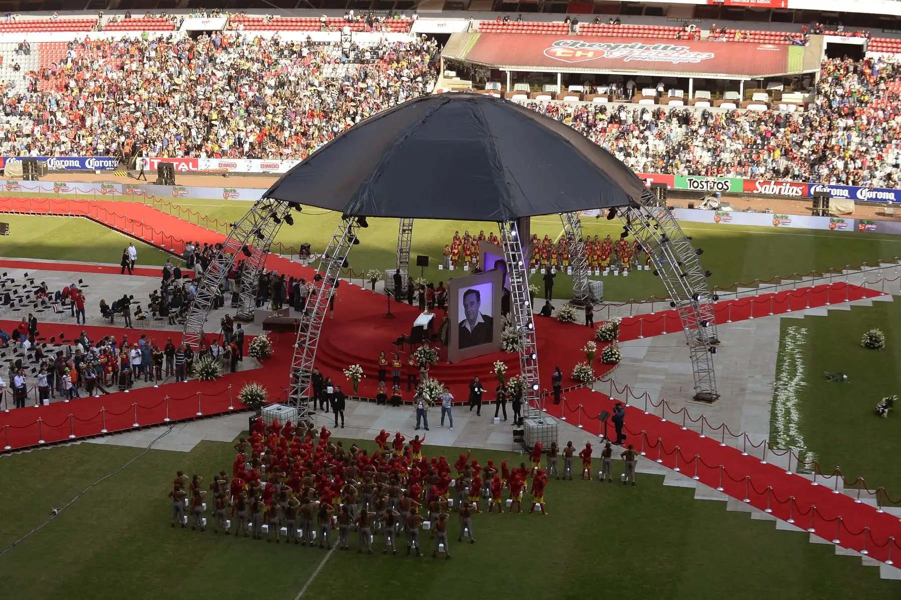 Vista general del estadio Azteca con capacidad para 105,000 personas en la Ciudad de México el 30 de noviembre de 2014 durante un homenaje en honor al comediante mexicano Roberto Gómez Bolaños, dos días después de su muerte. Foto: AFP
