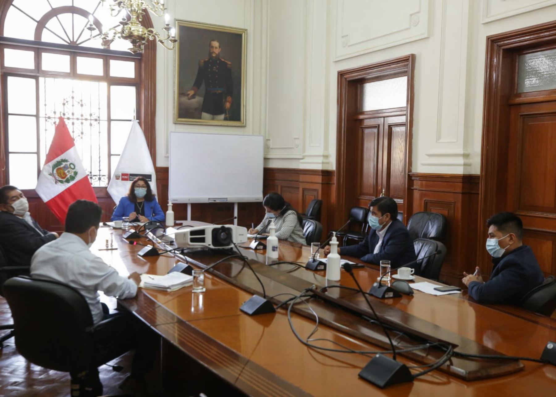 Jefa del Gabinete Ministerial, Violeta Bermúdez, se reunió con bancada Nueva Constitución.