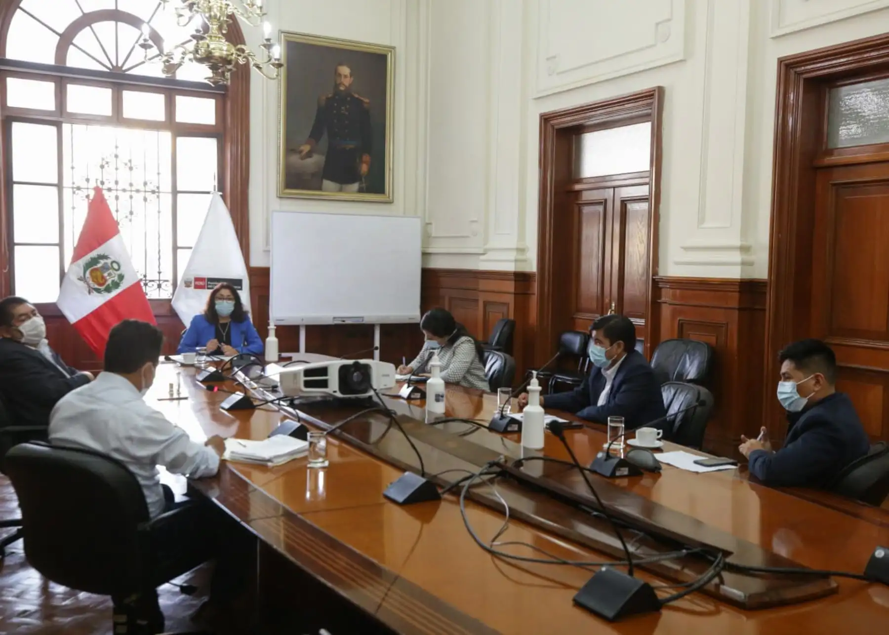 Jefa del Gabinete Ministerial, Violeta Bermúdez, se reunió con bancada Nueva Constitución.