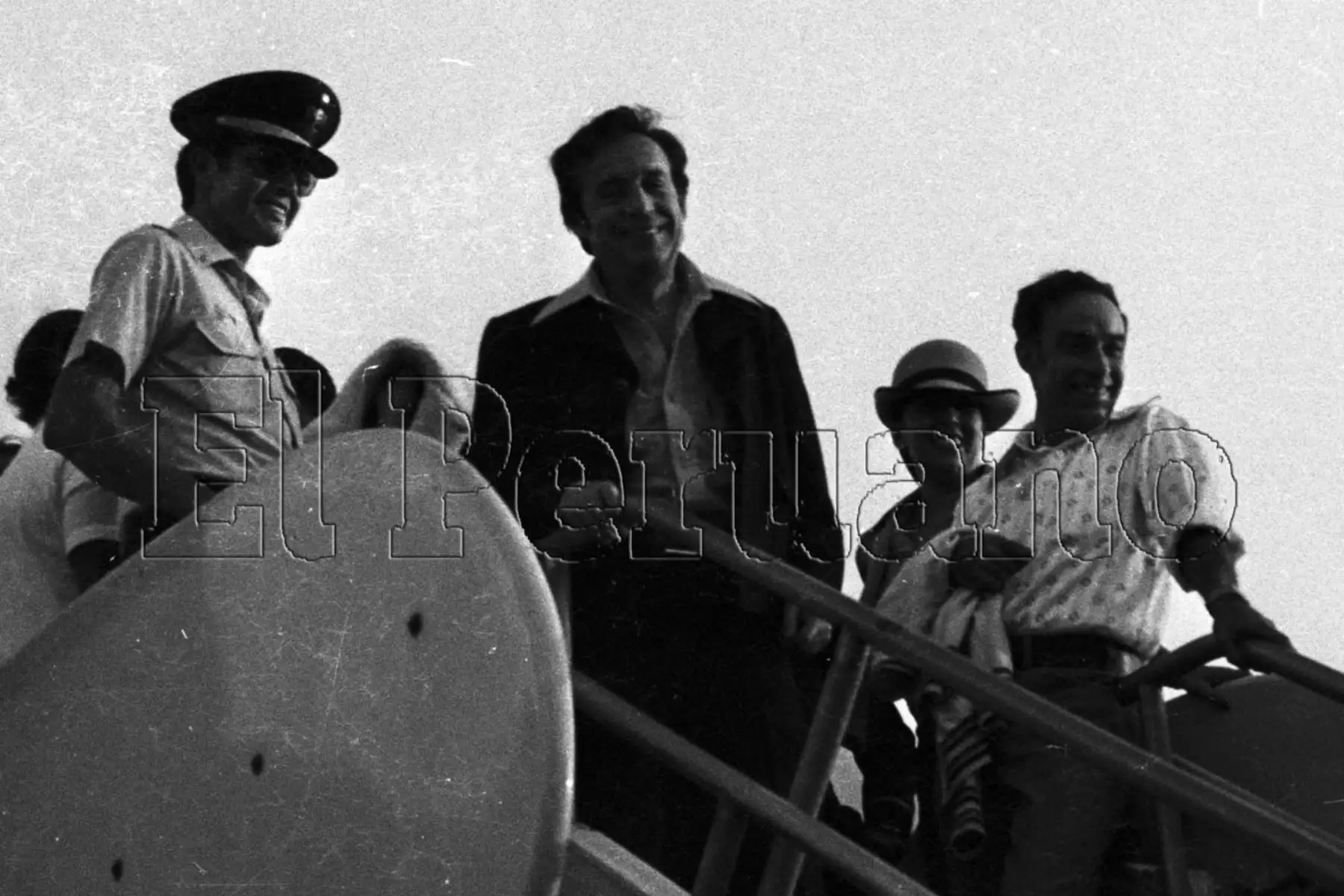 Callao - 28 de marzo de 1979. Llegada del elenco de la serie de televisión "El Chavo del 8". Roberto Gómez Bolaños en la escalinata del avión a su arribo al aeropuerto Jorge Chávez. Foto: Archivo El Peruano