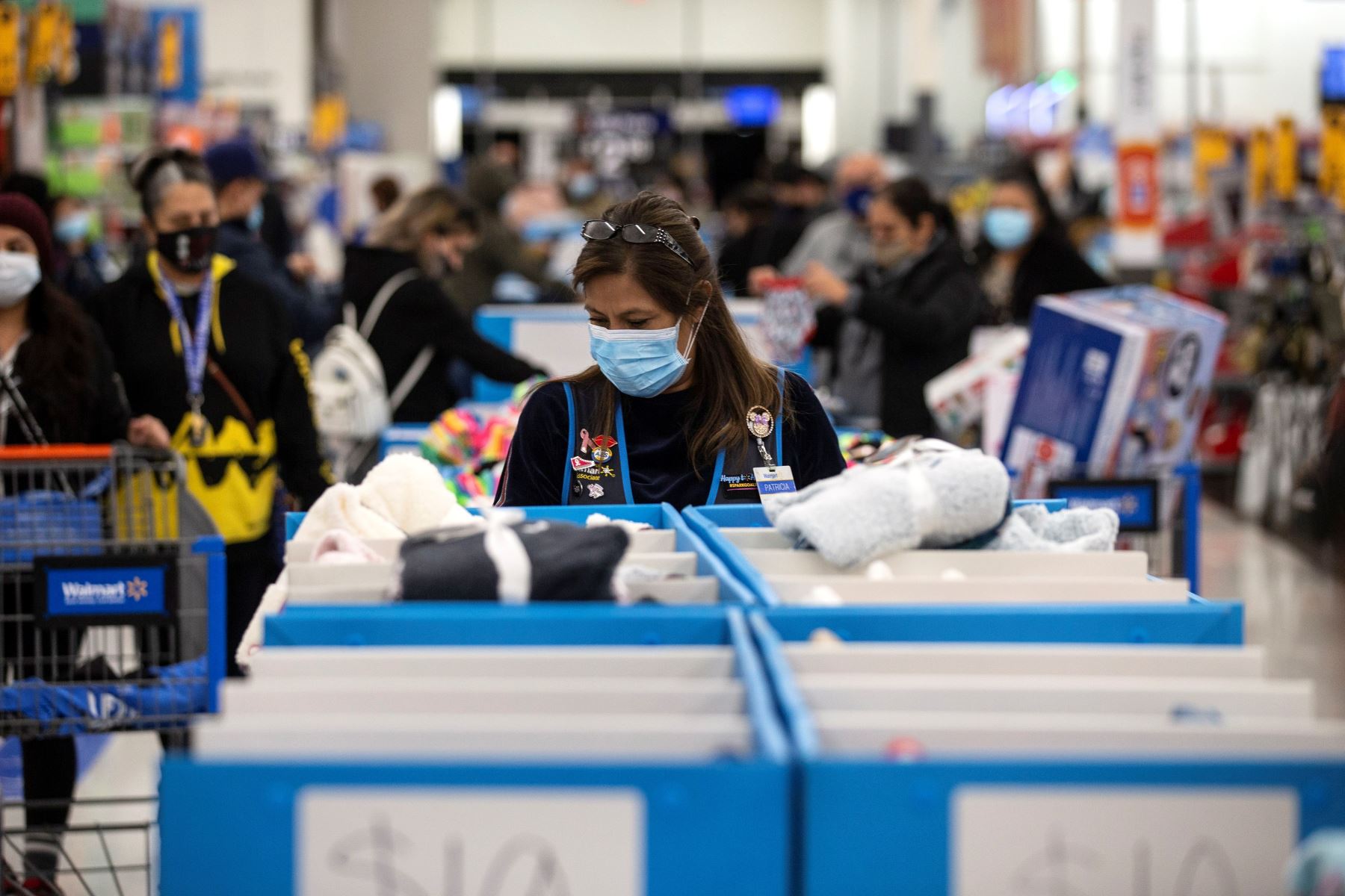Un empleado de Walmart reemplaza los productos en exhibición durante el Viernes Negro en medio de la pandemia de coronavirus, en Pico Rivera, al este de los Ángeles, California. Foto: EFE