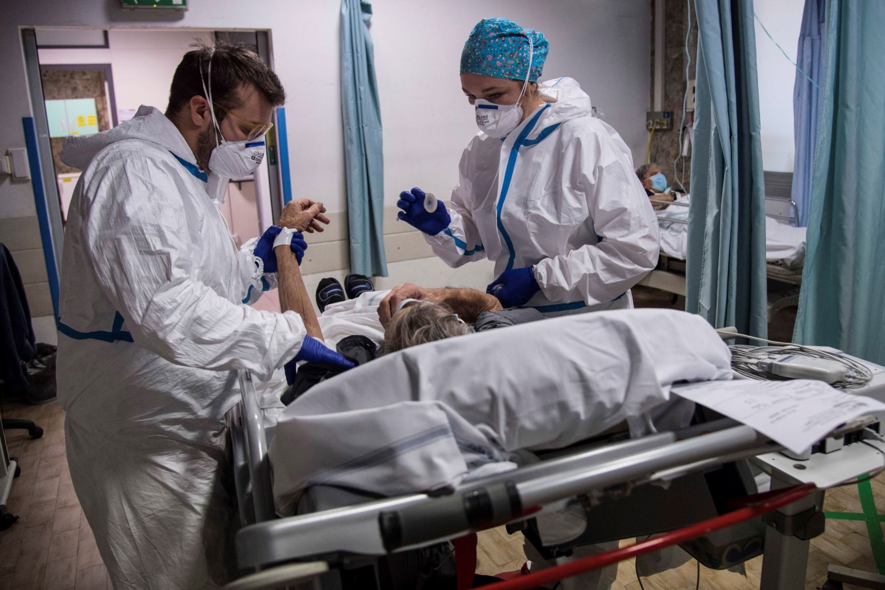 Médicos tratan a pacientes en el area Covid-19 del Hospital Galliera, en Génova, en Italia. El país lucha por frenar la propagación de la segunda ola de la pandemia. Foto: EFE