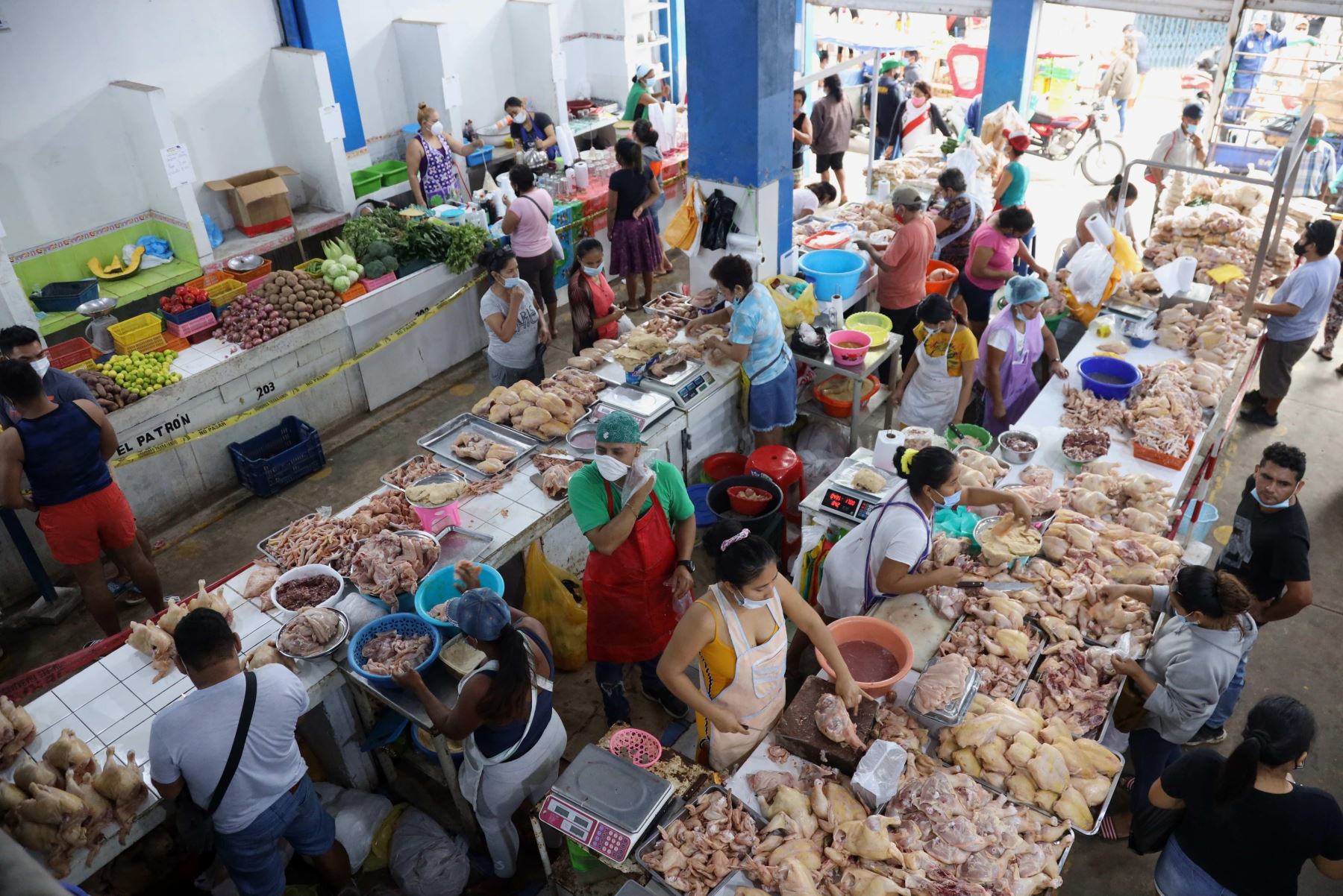 Personas acuden a un mercado de Iquitos, Perú. Foto: EFE