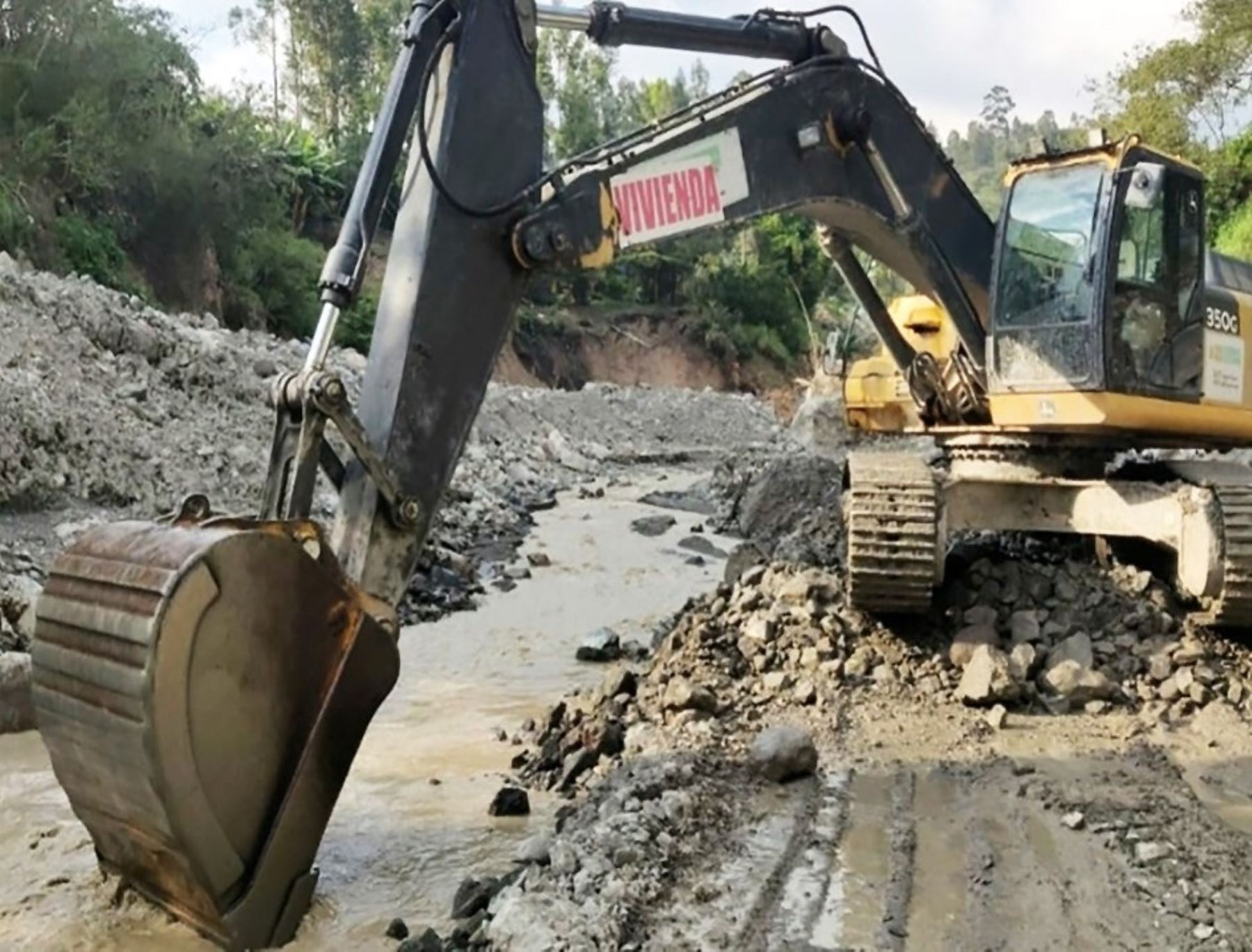 Con ayuda de maquinaria pesada, el Ministerio de Vivienda ejecuta trabajos de descolmatación y limpieza en ríos y quebradas de la región Junín. ANDINA/Difusión