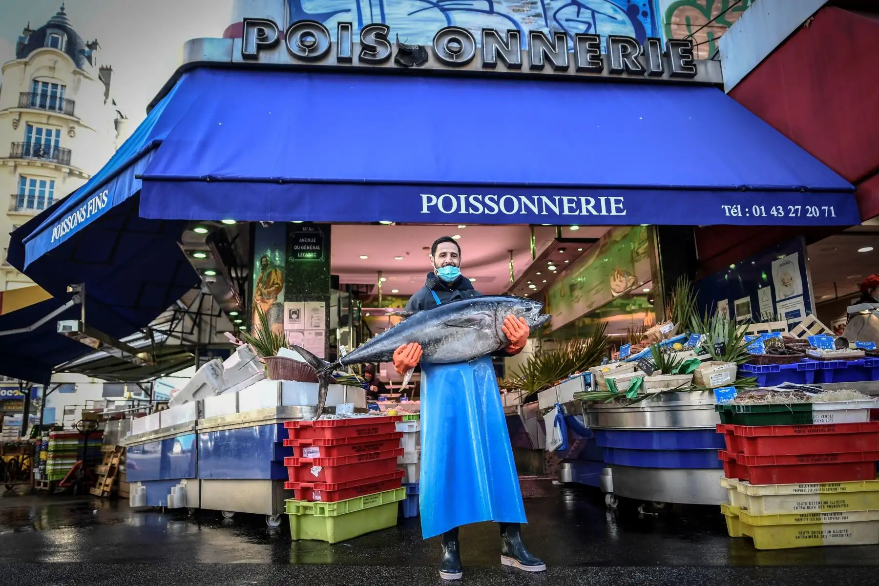 Un comerciante de pescados posa frente a su local, en París, durante el segundo cierre de Francia destinado a frenar la propagación del Covid-19. Foto: AFP