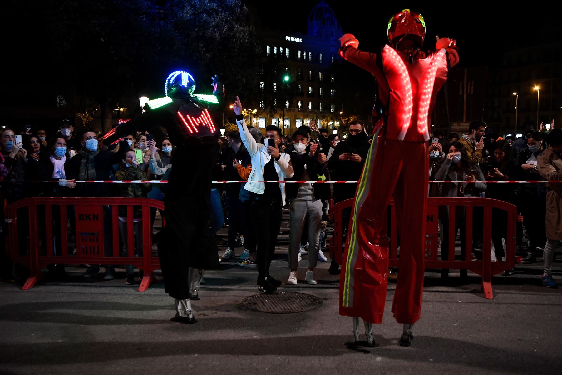 Artistas bailan durante una protesta convocada por los gremios de discotecas en apoyo a la reapertura de locales nocturnos en Barcelona, el 21 de noviembre de 2020. Foto: AFP