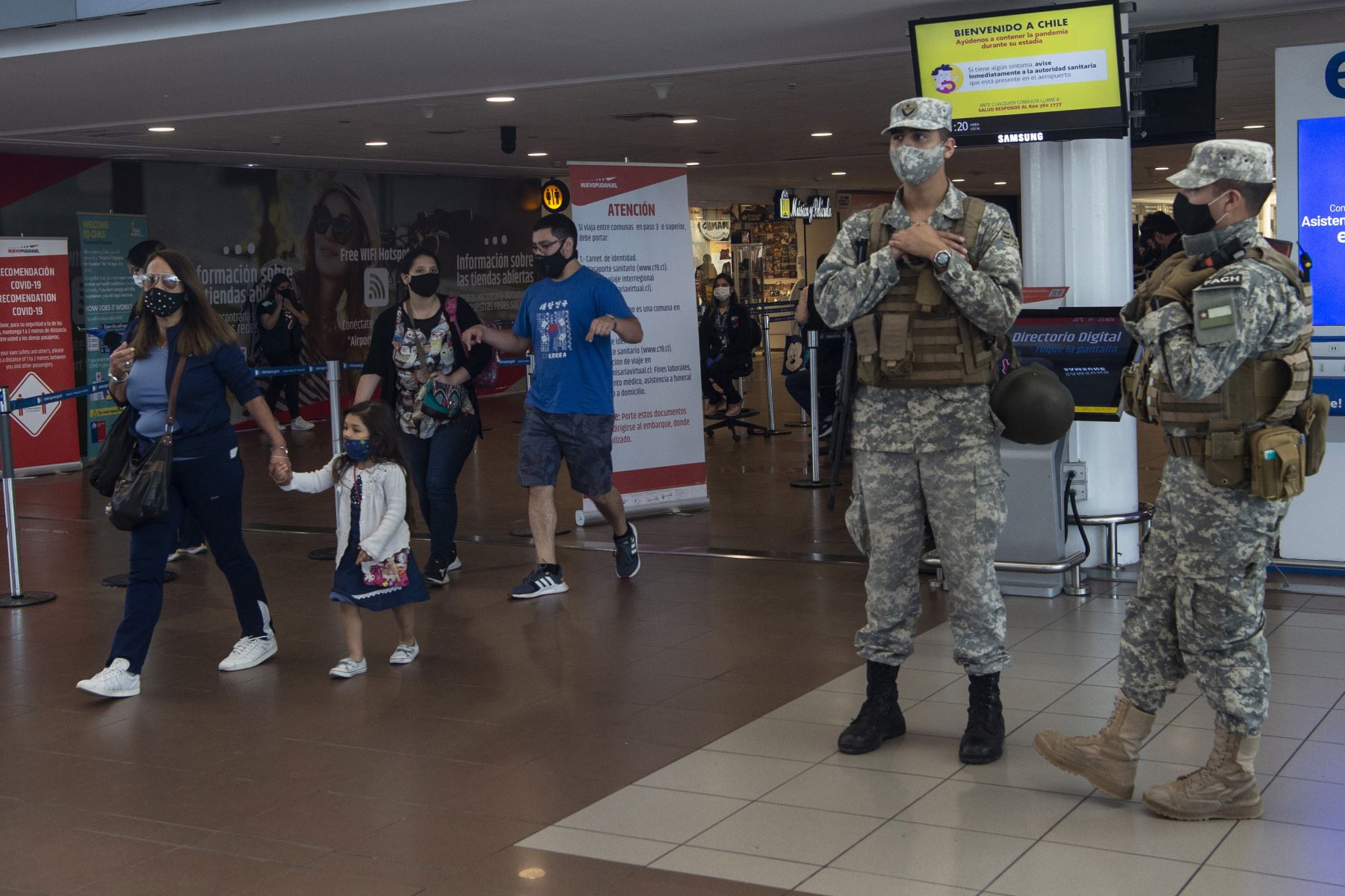 Soldados montan guardia en el Aeropuerto Internacional Arturo Merino Benítez, en Santiago, el 23 de noviembre de 2020, luego de que Chile reanudara los vuelos internacionales tras ocho meses de estrictas restricciones debido a la pandemia del Covid-19. Foto: AFP
