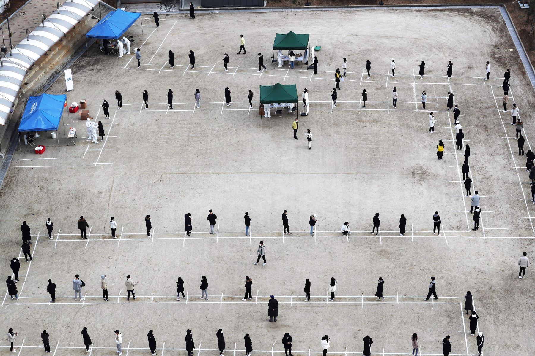 Los estudiantes y el personal de la escuela hacen cola para recibir una prueba del coronavirus covid-19 en un cetro secundario en la ciudad de Sejong, al sur de Seúl. Foto: AFP
