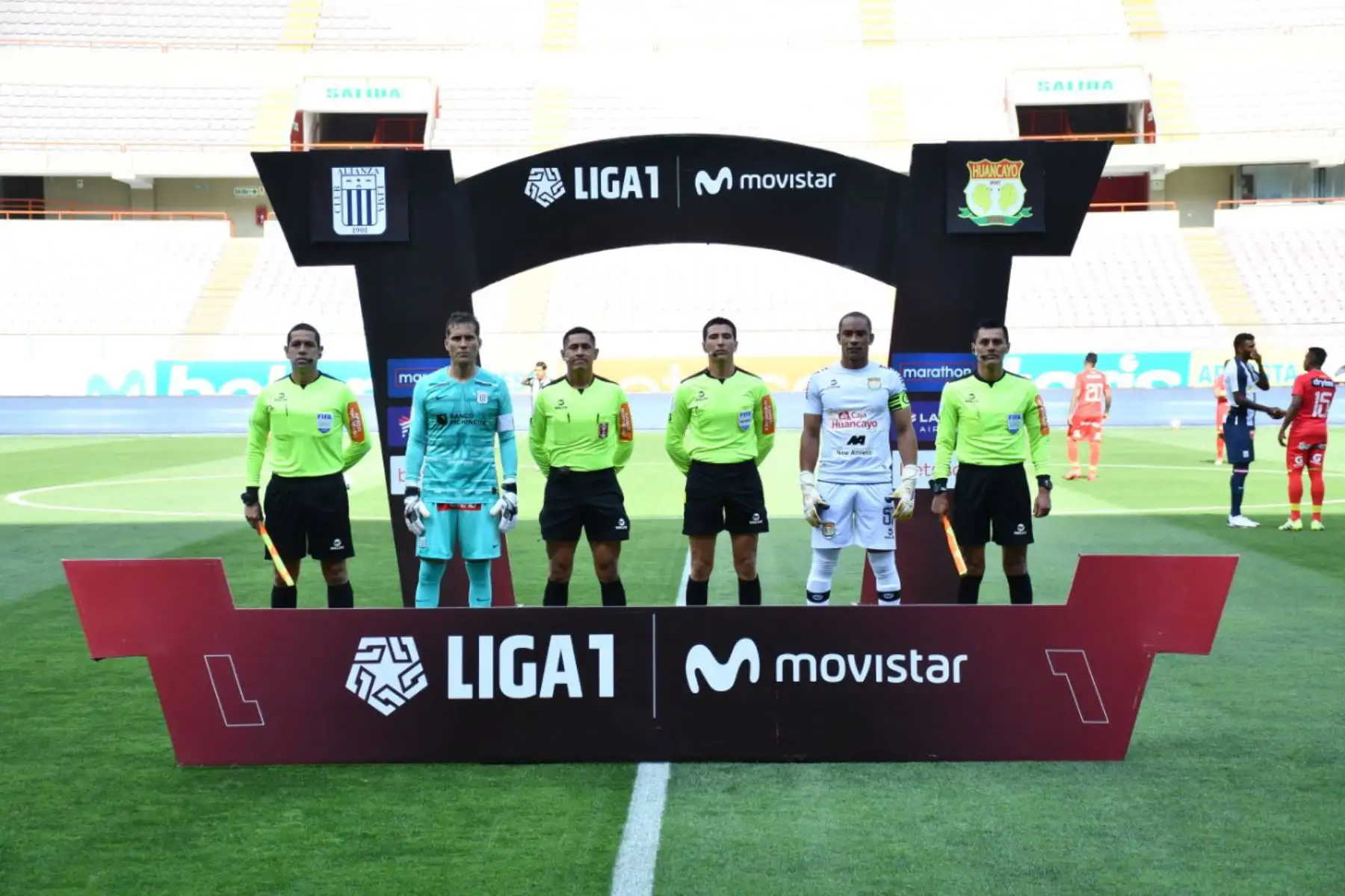 El capitán del  club  Alianza Lima, Leao Butrón y el capitán  del Sport Huancayo. J. Pinto posan  antes del inicio del partido de la fase 2 por la fecha 9 de la Liga 1 , en el Estadio Nacional.  
Foto: @LigaFutProfdel