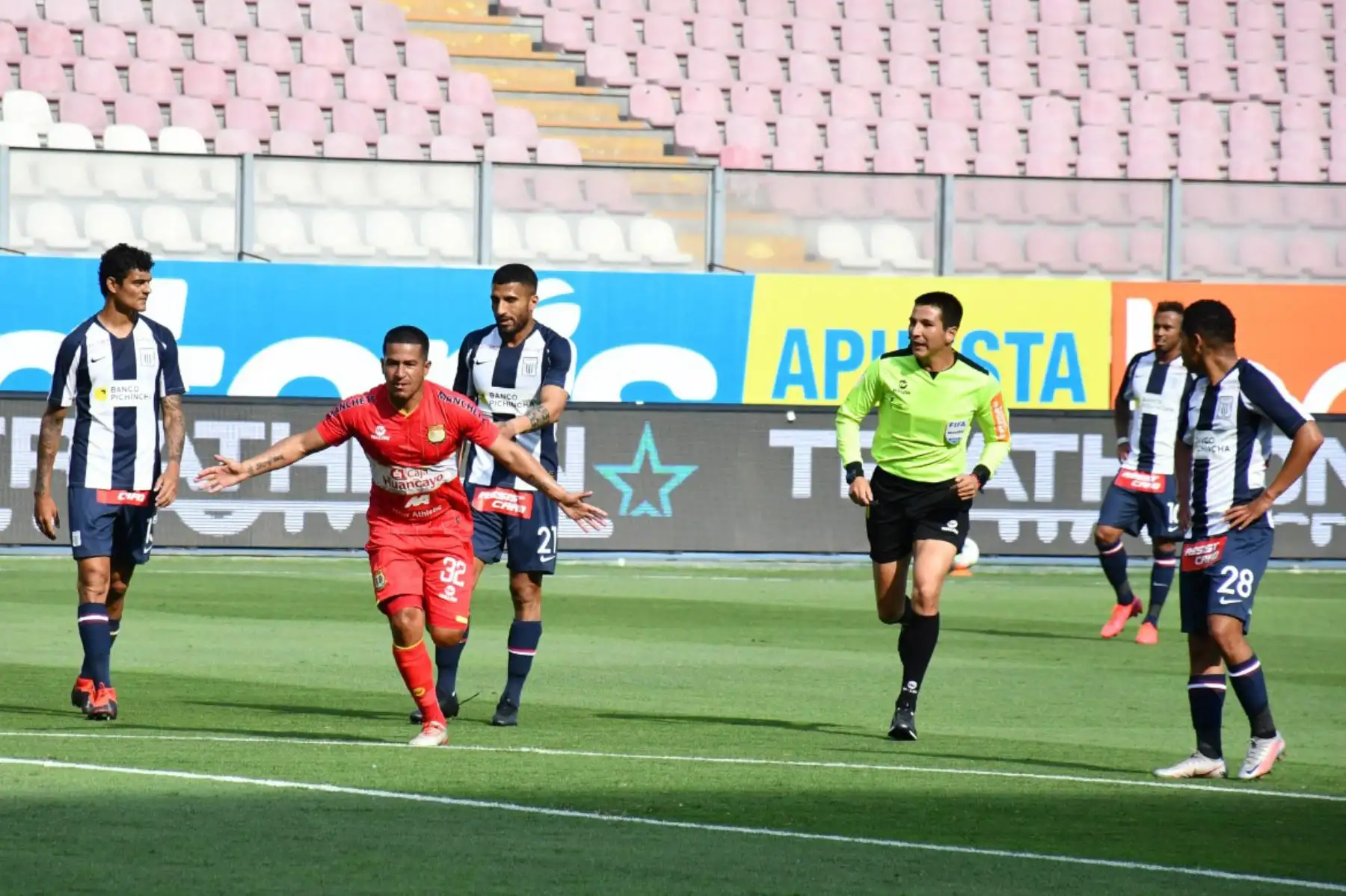 El futbolista M . Valverde de Sport Huancayo   celebra su gol ante Alianza Lima,  durante el partido de la fase 2 por la fecha 9 de la Liga 1 , en el Estadio Nacional.  
Foto: @LigaFutProfdel