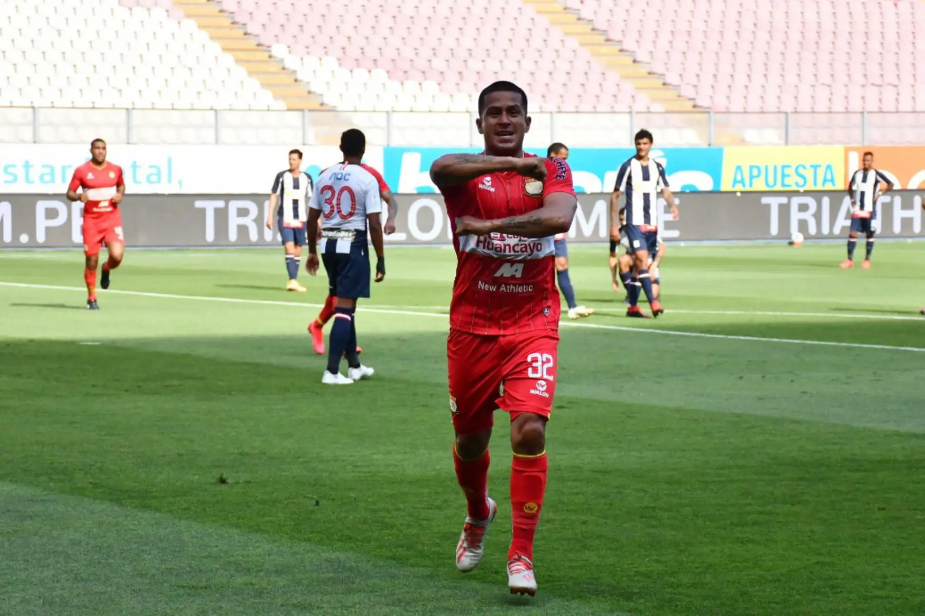 El futbolista M . Valverde de Sport Huancayo   celebra su gol ante Alianza Lima,  durante el partido de la fase 2 por la fecha 9 de la Liga 1 , en el Estadio Nacional.  
Foto: @LigaFutProfdel