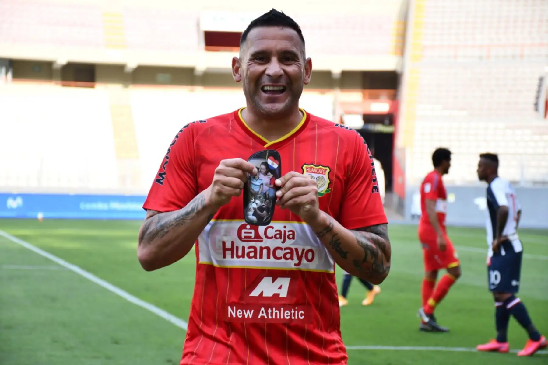 El futbolista Carlos Neumann de Sport Huancayo   celebra su gol ante Alianza Lima,  durante el partido de la fase 2 por la fecha 9 de la Liga 1 , en el Estadio Nacional.  
Foto: @LigaFutProfdel