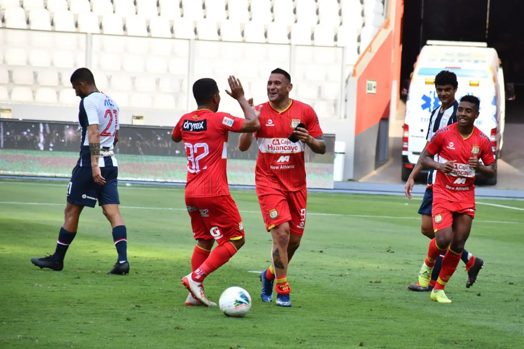 El futbolista Carlos Neumann de Sport Huancayo   celebra su gol ante Alianza Lima,  durante el partido de la fase 2 por la fecha 9 de la Liga 1 , en el Estadio Nacional.  
Foto: @LigaFutProfdel