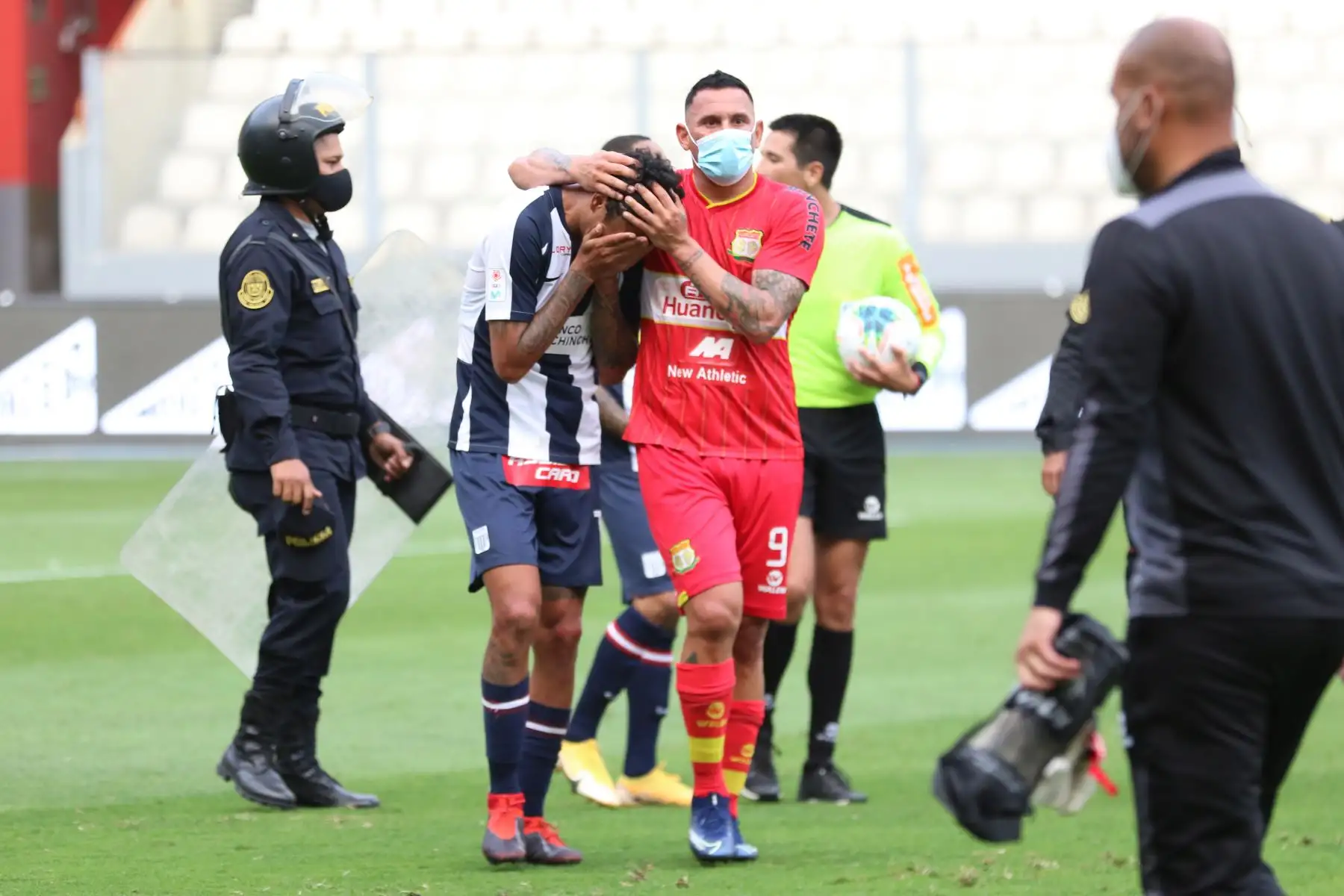 Alianza Lima cayó por dos goles a cero frente a Sport Huancayo en el Estadio Nacional y perdió la categoría al quedar en el puesto 18 del torneo.
Foto: @LigaFutProf