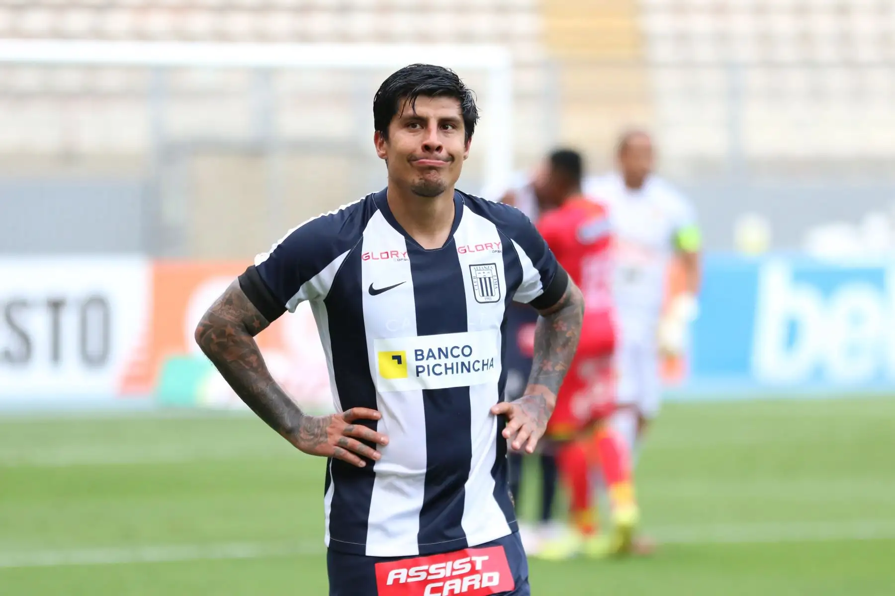 El jugador Patricio Rubio de Alianza Lima sufre la derrota ante Sport Huancayo en el Estadio Nacional, donde Alianza perdió la categoría al quedar en el puesto 18 del torneo.
Foto: @LigaFutProf