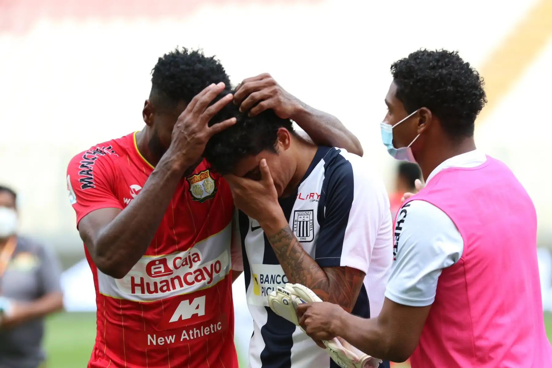 Alianza Lima cayó por dos goles a cero frente a Sport Huancayo en el Estadio Nacional y perdió la categoría al quedar en el puesto 18 del torneo.
Foto: @LigaFutProf