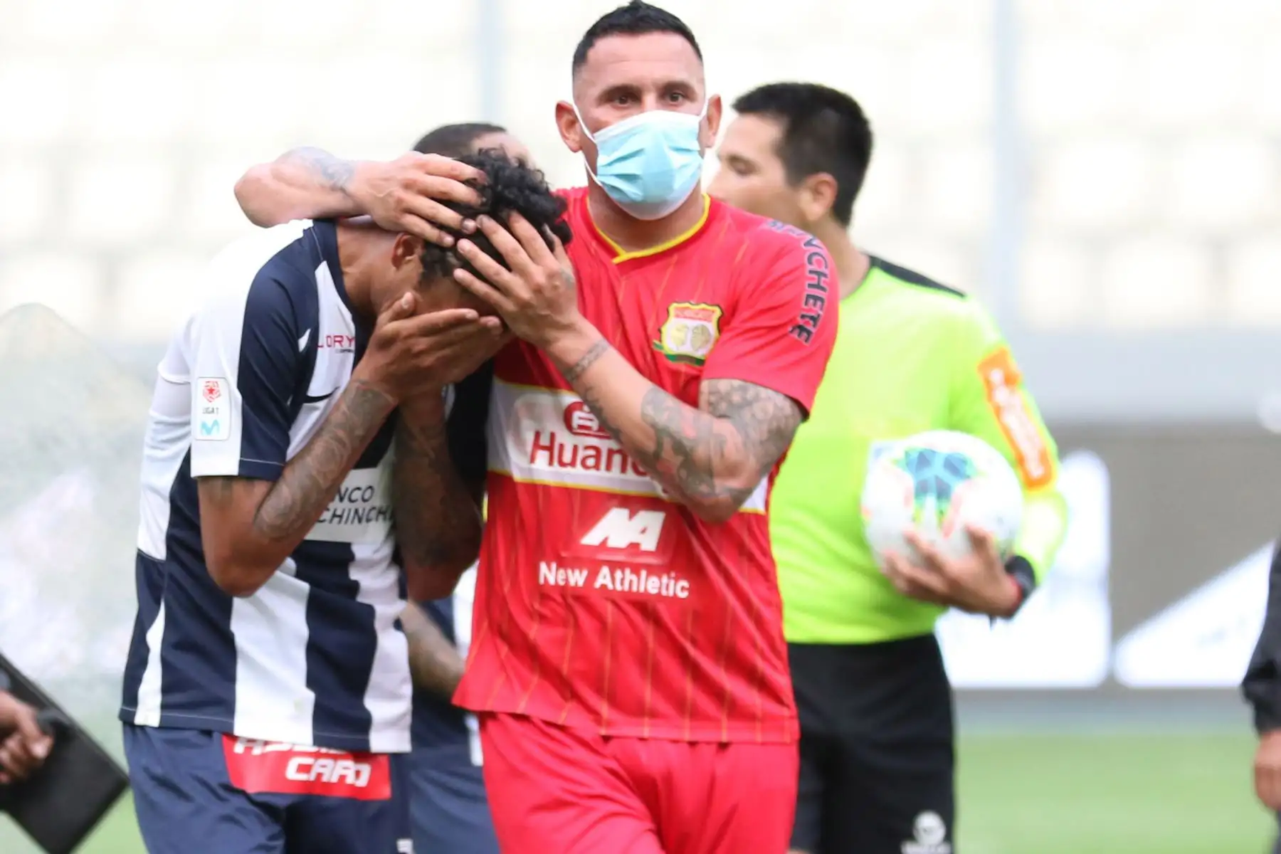 Alianza Lima cayó por dos goles a cero frente a Sport Huancayo en el Estadio Nacional y perdió la categoría al quedar en el puesto 18 del torneo.
Foto: @LigaFutProf