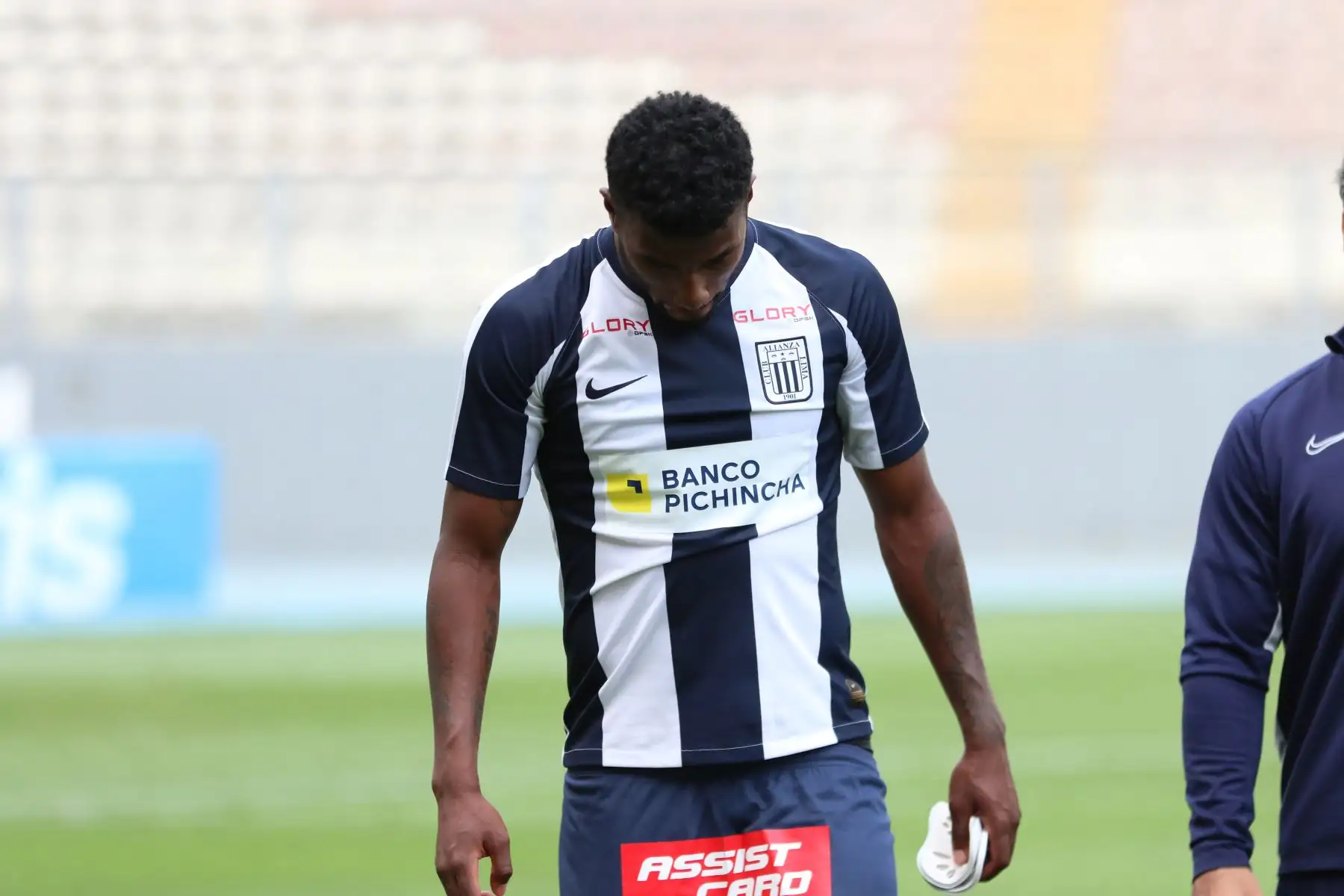 El jugador C. Ascues de Alianza Lima sufre la derrota ante Sport Huancayo en el Estadio Nacional, donde Alianza perdió la categoría al quedar en el puesto 18 del torneo.
Foto: @LigaFutProf
