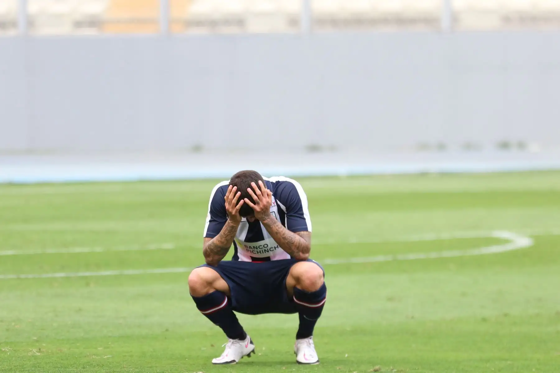 Alianza Lima cayó por dos goles a cero frente a Sport Huancayo en el Estadio Nacional y perdió la categoría al quedar en el puesto 18 del torneo.
Foto: @LigaFutProf