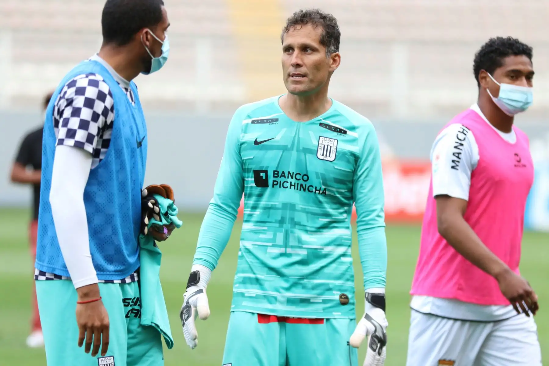 El jugador L . Butrón de Alianza Lima sufre la derrota ante Sport Huancayo en el Estadio Nacional, donde Alianza perdió la categoría al quedar en el puesto 18 del torneo.
Foto: @LigaFutProf