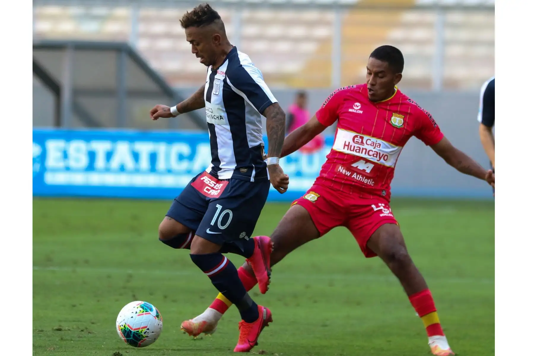 El futbolista  Joazinho Arroé  de  Alianza Lima, disputa la pelota con el jugador de   Sport Huancayo  durante el partido de la fase 2 por la fecha 9 de la Liga 1 , en el Estadio Nacional.  
Foto: @LigaFutProfdel