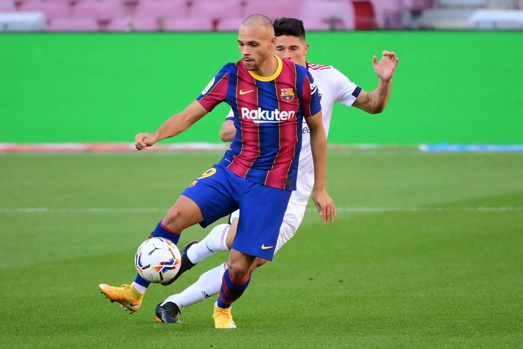 El delantero danés del Barcelona, Martin Braithwaite, compite con el defensor argentino de Osasuna, Facundo Roncaglia, durante el partido de fútbol de la Liga española, en el estado Camp Nou. Foto: AFP