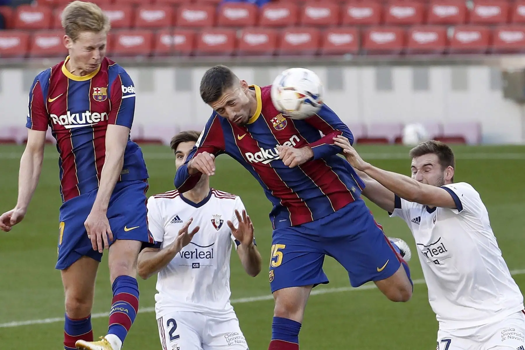 El defensa del Barcelona Clement Lenglet y el centrocampista del Osasuna, Jon Moncayola, intentan anotar durante partido de la Liga española, en el Camp Nou. Foto: EFE