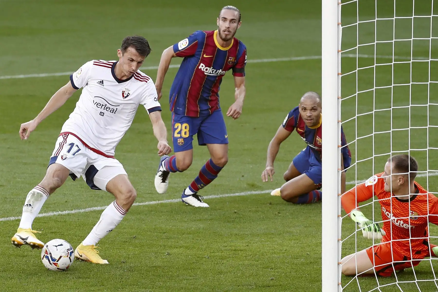 El portero del Barcelona Marc-André Ter Styegen y el delantero croata del Osasuna, Ante Budimir, en un acción durante el partido de la Liga española, el Camp Nou. Foto: EFE