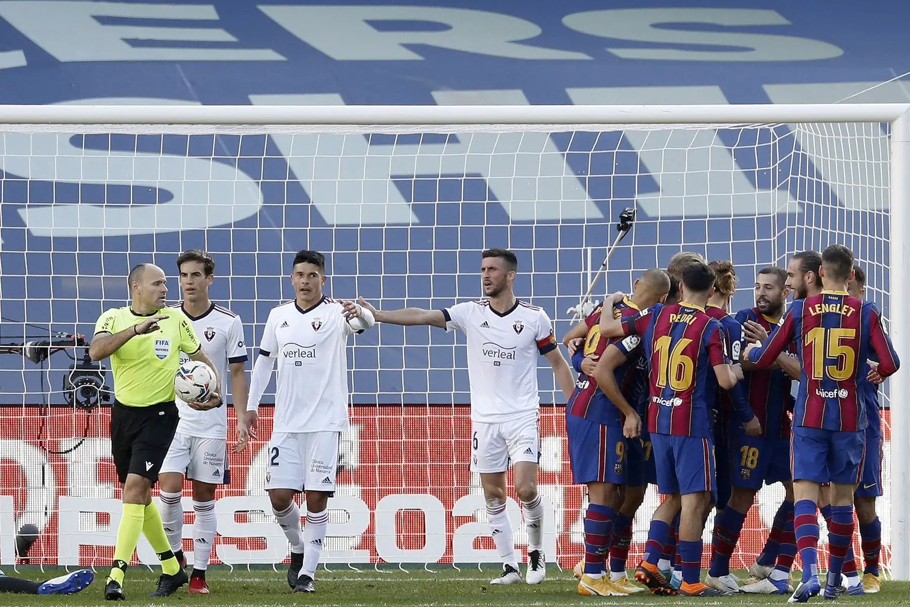 Los jugadores del FC Barcelona celebran tras anotar ante Osasuna durante el partido de la Liga española en el estadio Camp Nou. Foto: EFE
