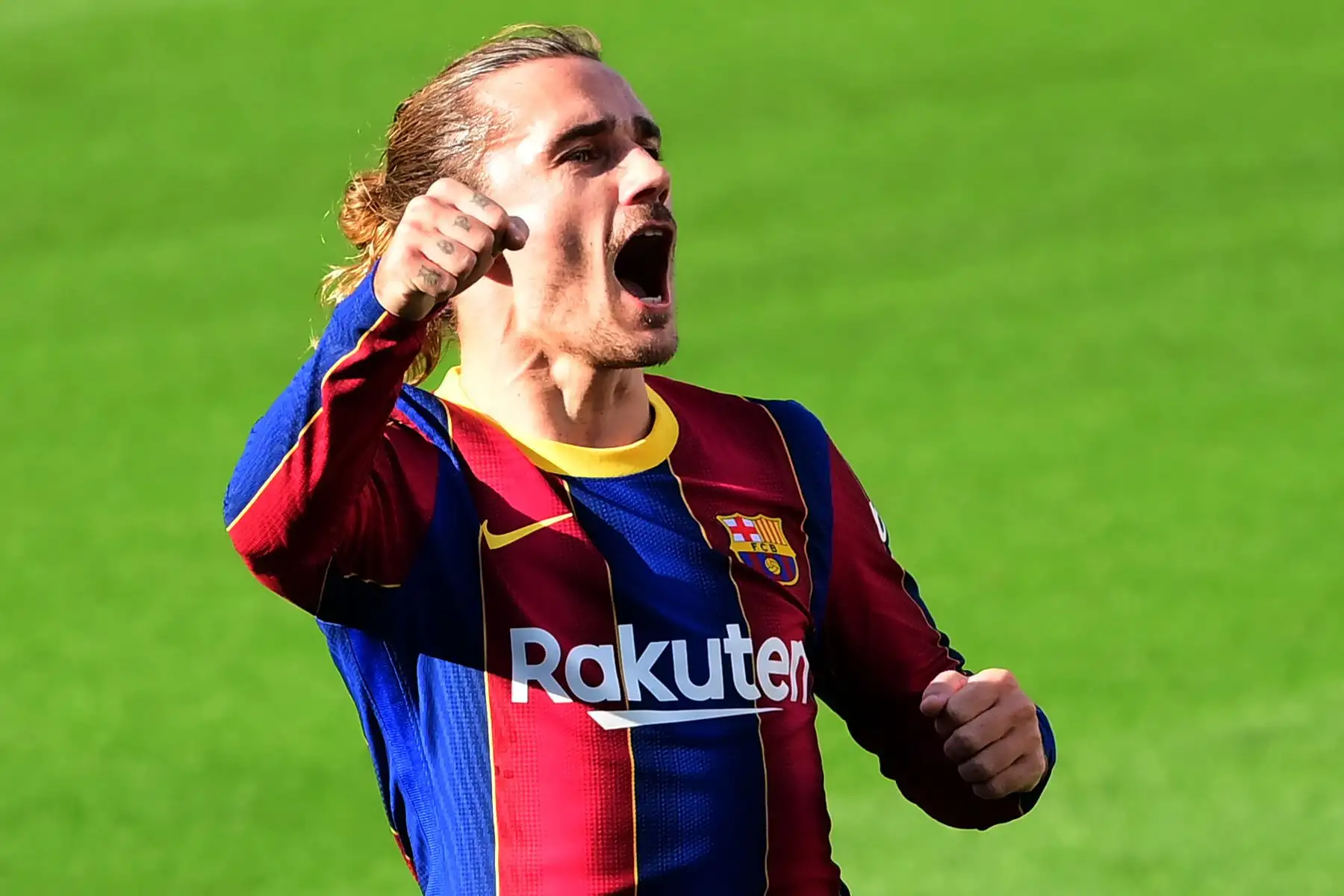 El centrocampista francés del Barcelona, ​​Antoine Griezmann, celebra el gol del segundo gol de su equipo durante el partido de fútbol de la Liga española, en el Camp Nou. Foto: AFP