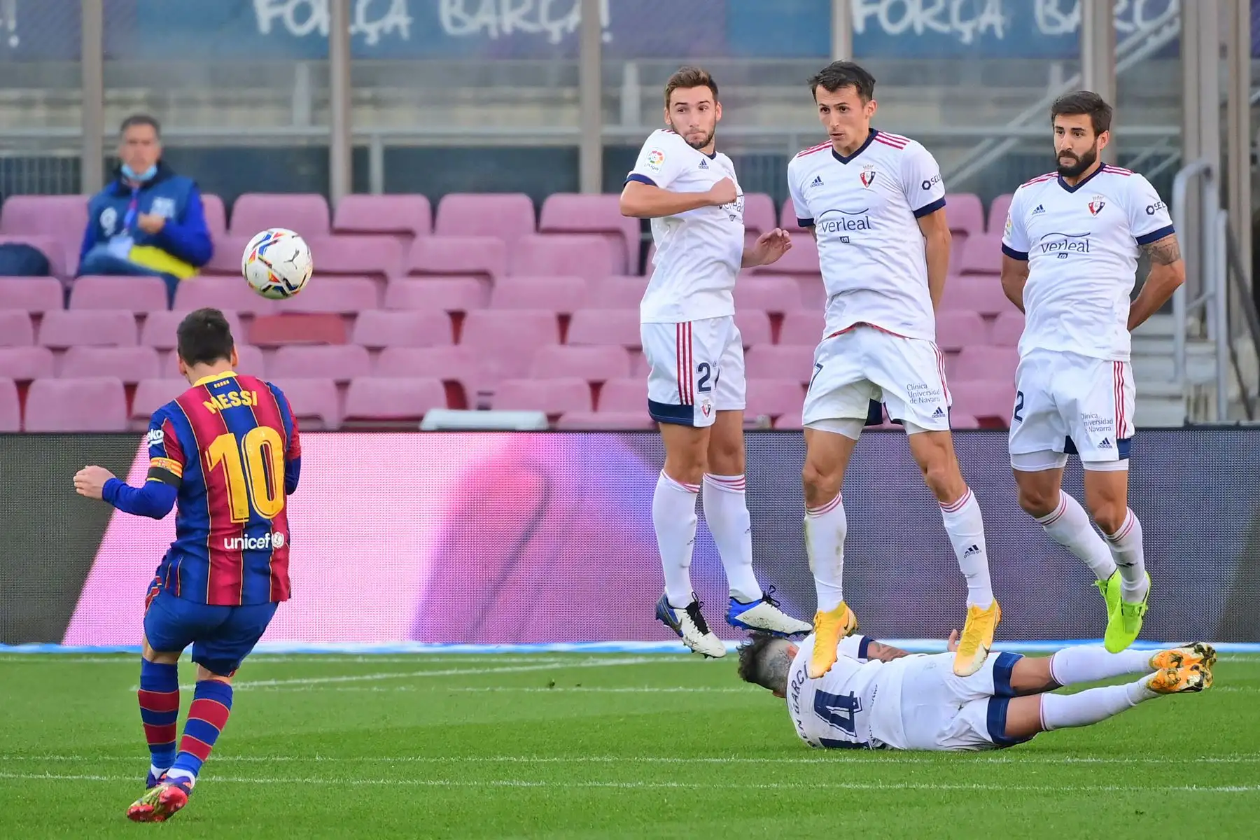 El delantero argentino del Barcelona Lionel Messi dispara el balón durante el partido de fútbol de la Liga española, en el Camp Nou. Foto: AFP