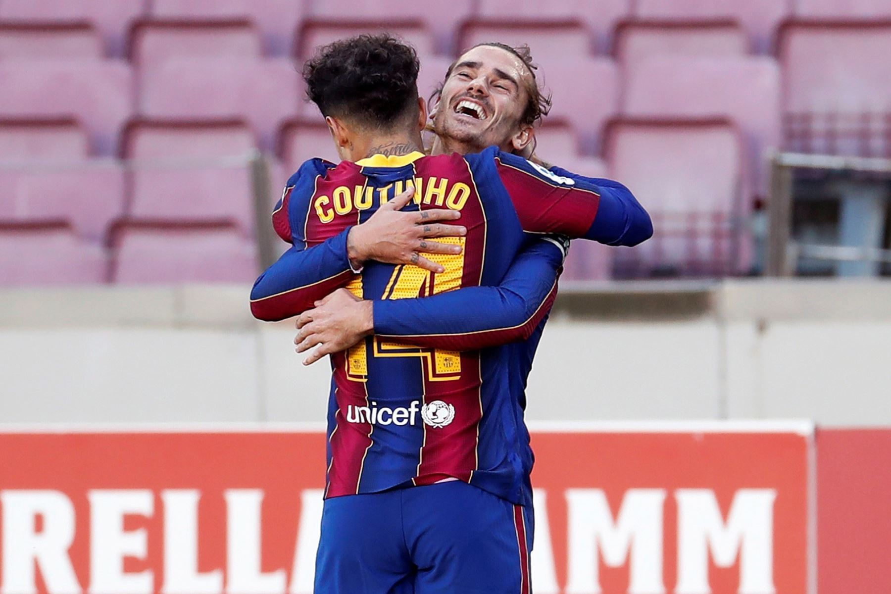 Los centrocampistas del Barcelona Philippe Coutinho y Antoine Griezmann celebran el gol ante el Osasuna, durante el partido de la Liga española, en el Camp Nou. Foto: EFE