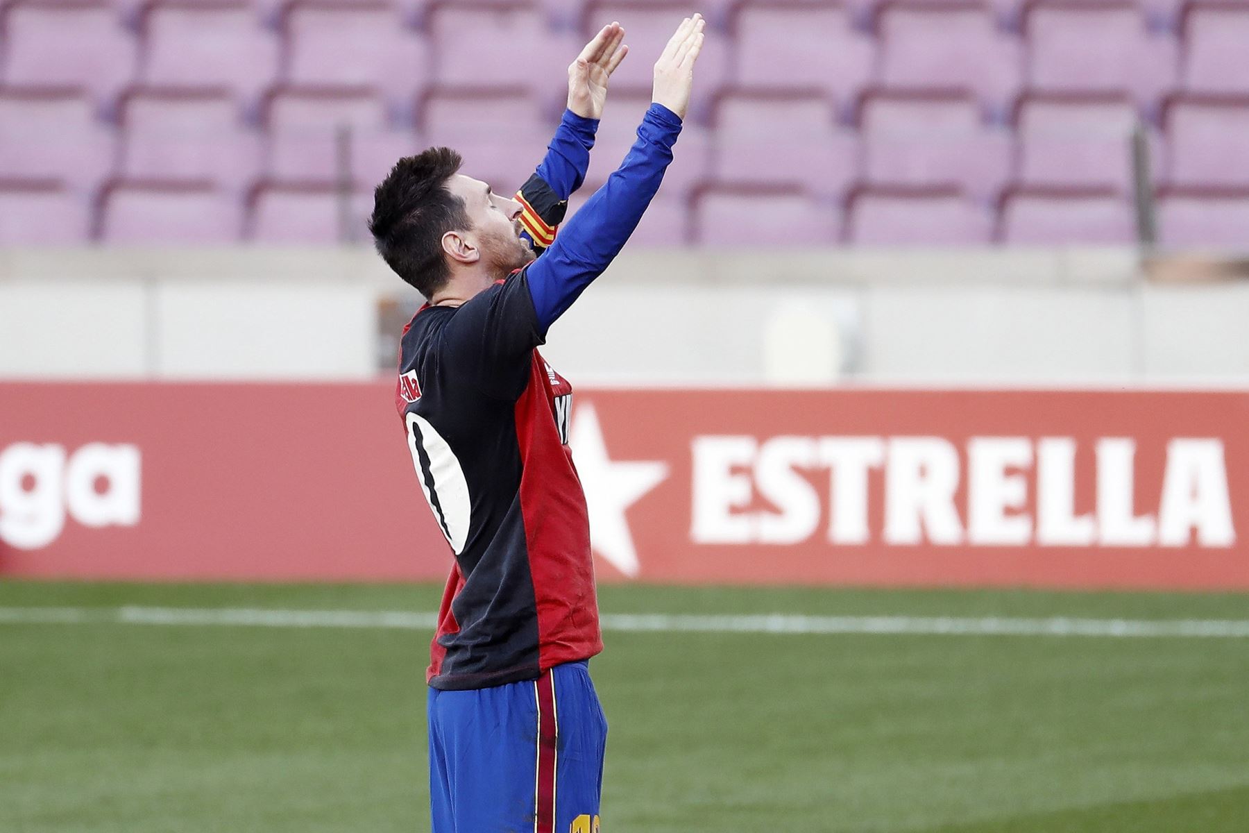 El delantero argentino del FC Barcelona, Lionel Messi, celebró el cuarto gol de su equipo vistiendo la camiseta del equipo argentino del Newell