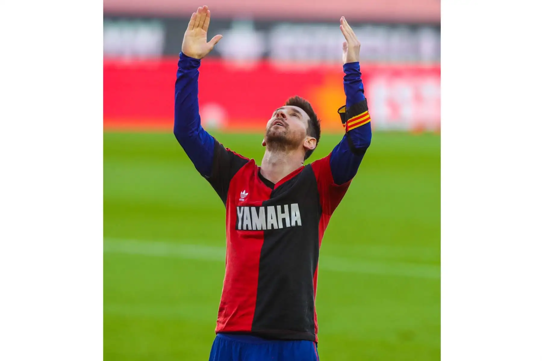 El delantero argentino del FC Barcelona, Lionel Messi, celebró el cuarto gol de su equipo vistiendo la camiseta del equipo argentino del Newell