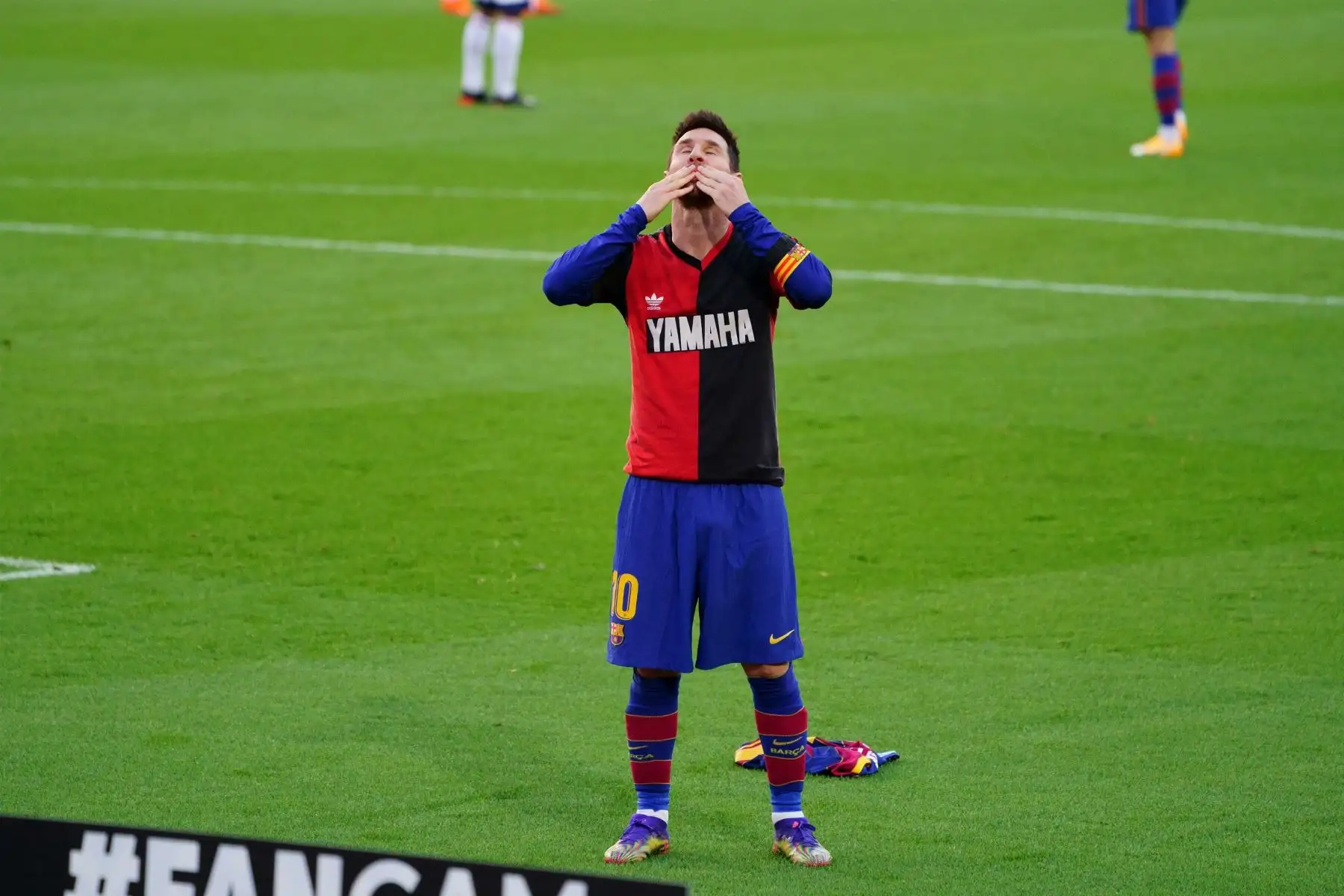 El delantero argentino del FC Barcelona, Lionel Messi, celebró el cuarto gol de su equipo vistiendo la camiseta del equipo argentino del Newell