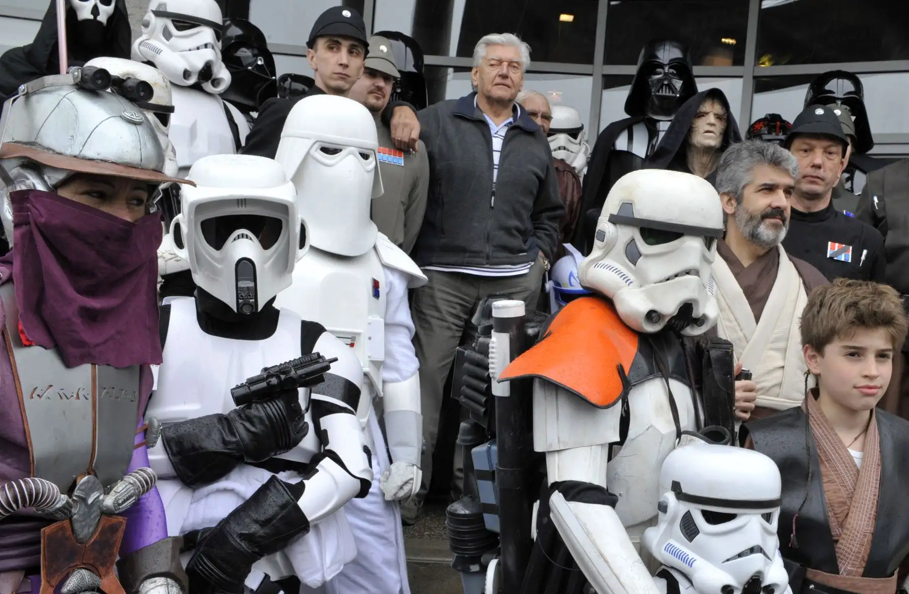 El actor inglés David Prowse quien interpretó al personaje de Darth Vader en la primera trilogía de Star Wars, posa junto a fanáticos con trajes de la saga durante una convención, el 27 de abril de 2013, en Cusset. Foto: AFP