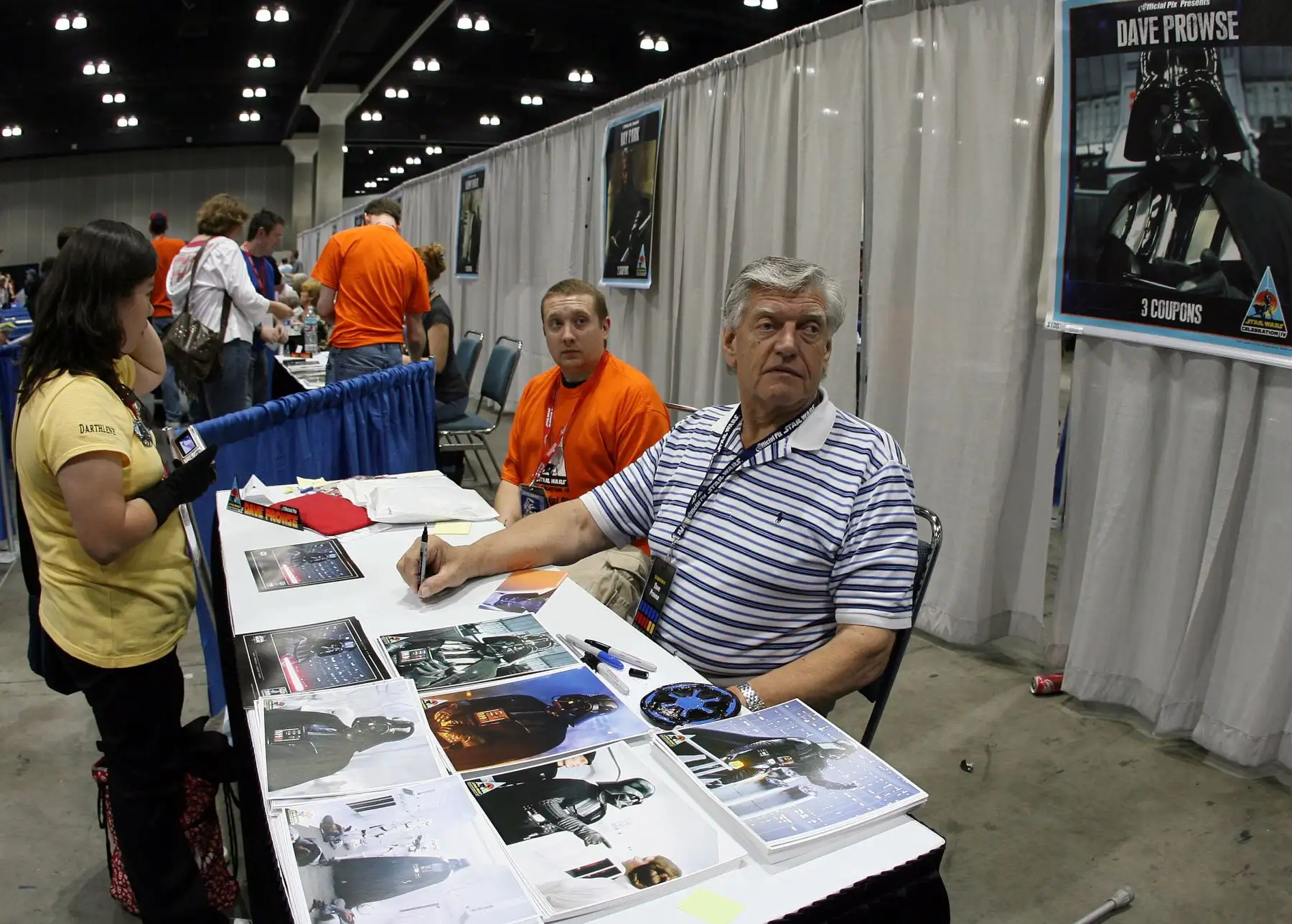 El actor de Star Wars David Prowse firma autógrafos durante el día de apertura de "Star Wars Celebration IV", en Los Ángeles, el 24 de mayo de 2007. Foto: AFP