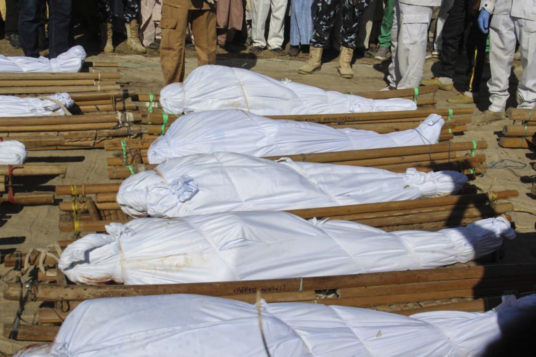 Los dolientes asisten al funeral de trabajadores agrícolas en Zabarmari, Nigeria. Foto: AFP