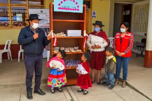 Cerca de 250 personas entre niños de 0 a 3 años, gestantes, madres y adultos mayores de 11 comunidades aledañas al tambo, accederán a productos como: granolas de quinua, galletas fortificadas, marshmallow de sangrecita, entre otros.